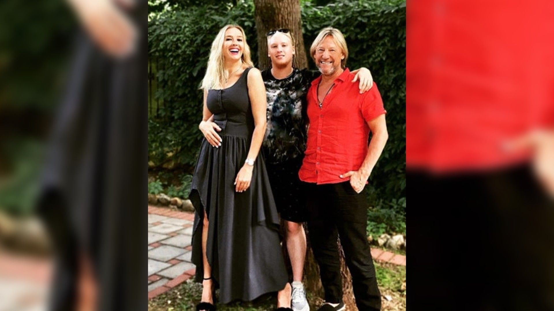 Дмитрий Харатьян, Марина Майко и их сын Иван позируют в полный рост для группового фото