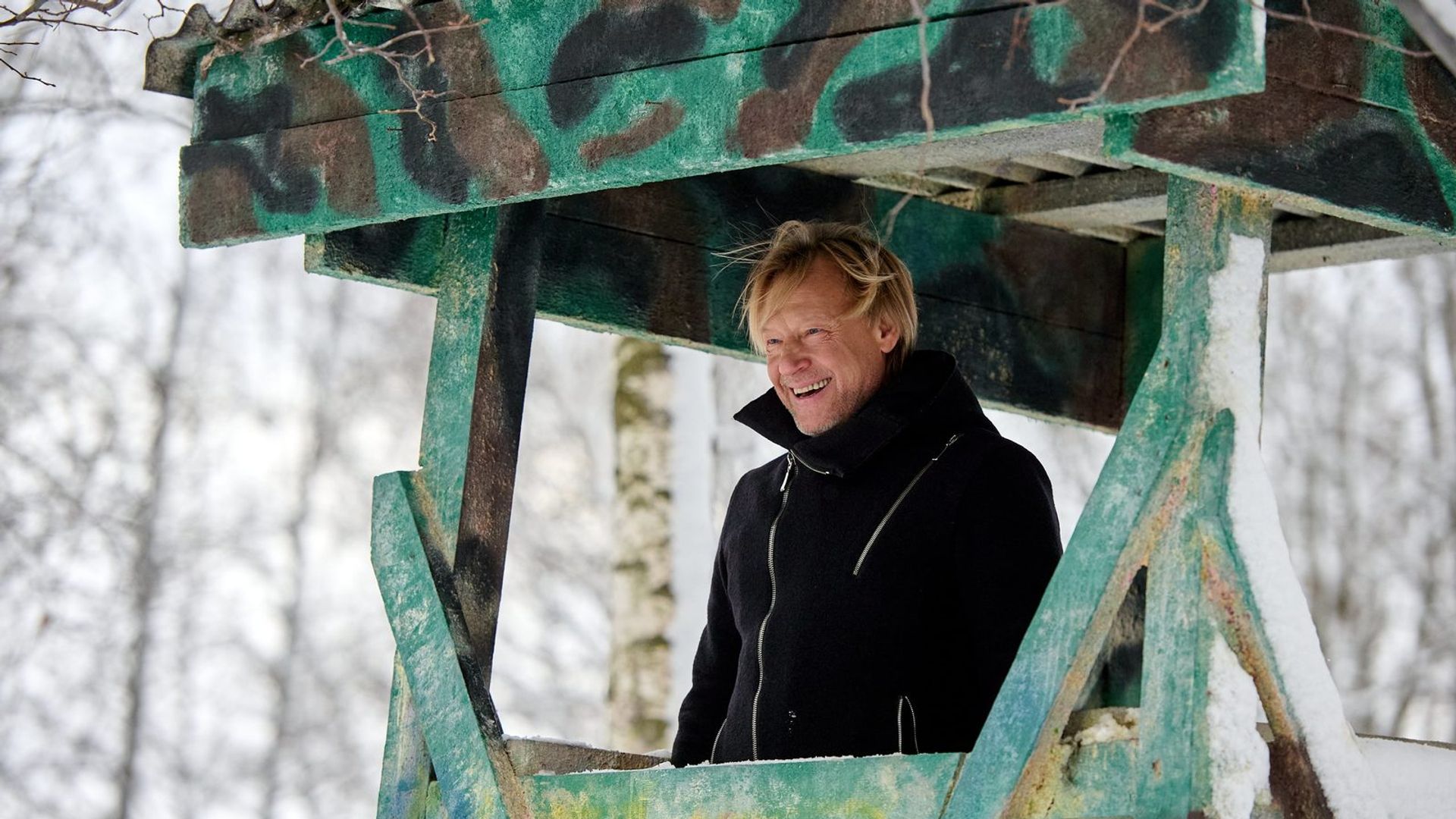 Дмитрий Харатьян стоит на смотровой вышке и улыбается