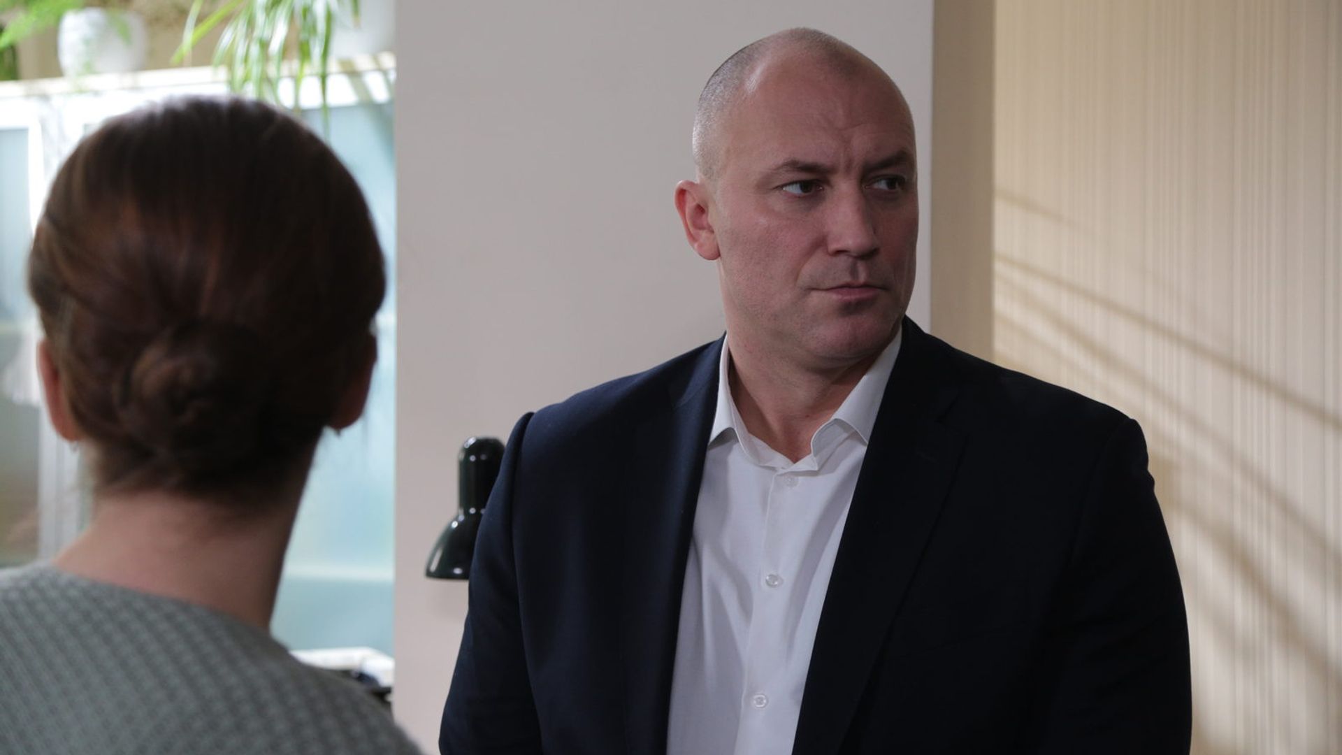 Константин Соловьев в пиджаке и рубашке смотрит в сторону от камеры