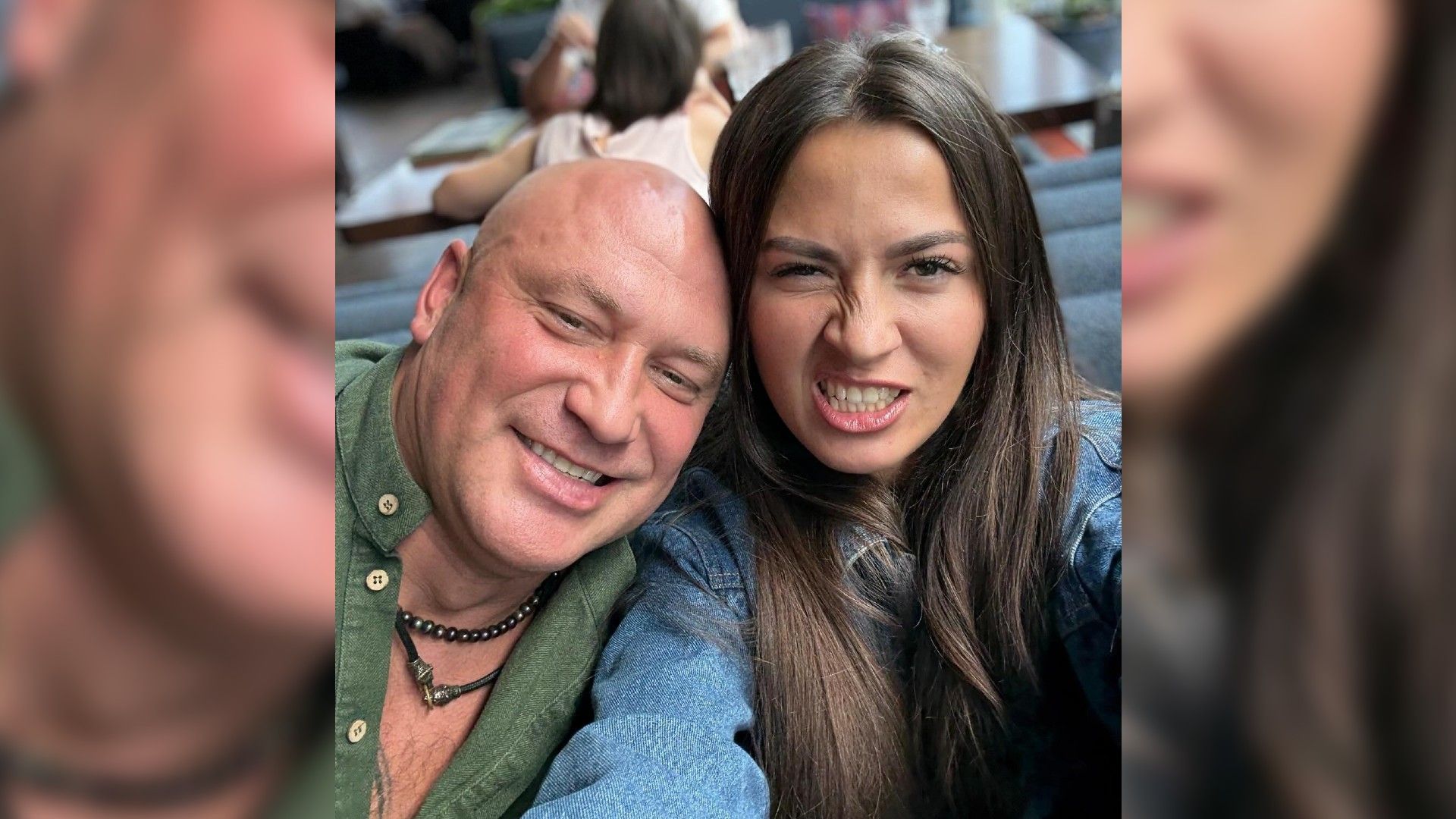 Константин Соловьёв и Валентина Карчевская делают селфи за столиком ресторана