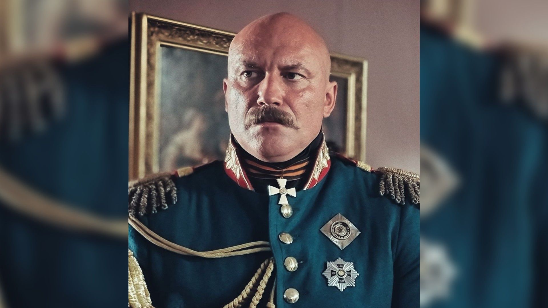 Константин Соловьёв в военной форме XIX века с бритой наголо головой