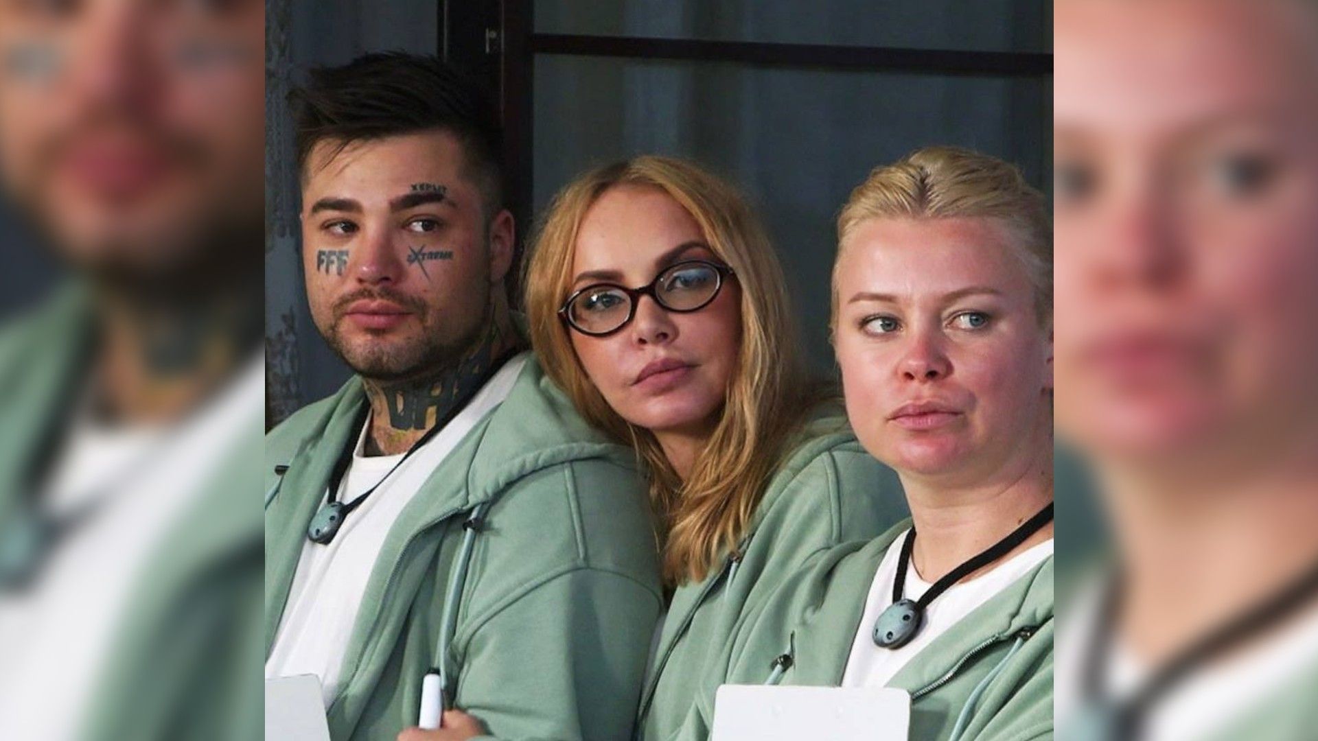 Маша Малиновская, Рома Жёлудь и Евгения Осипова в толстовках мятного цвета делают совместное фото