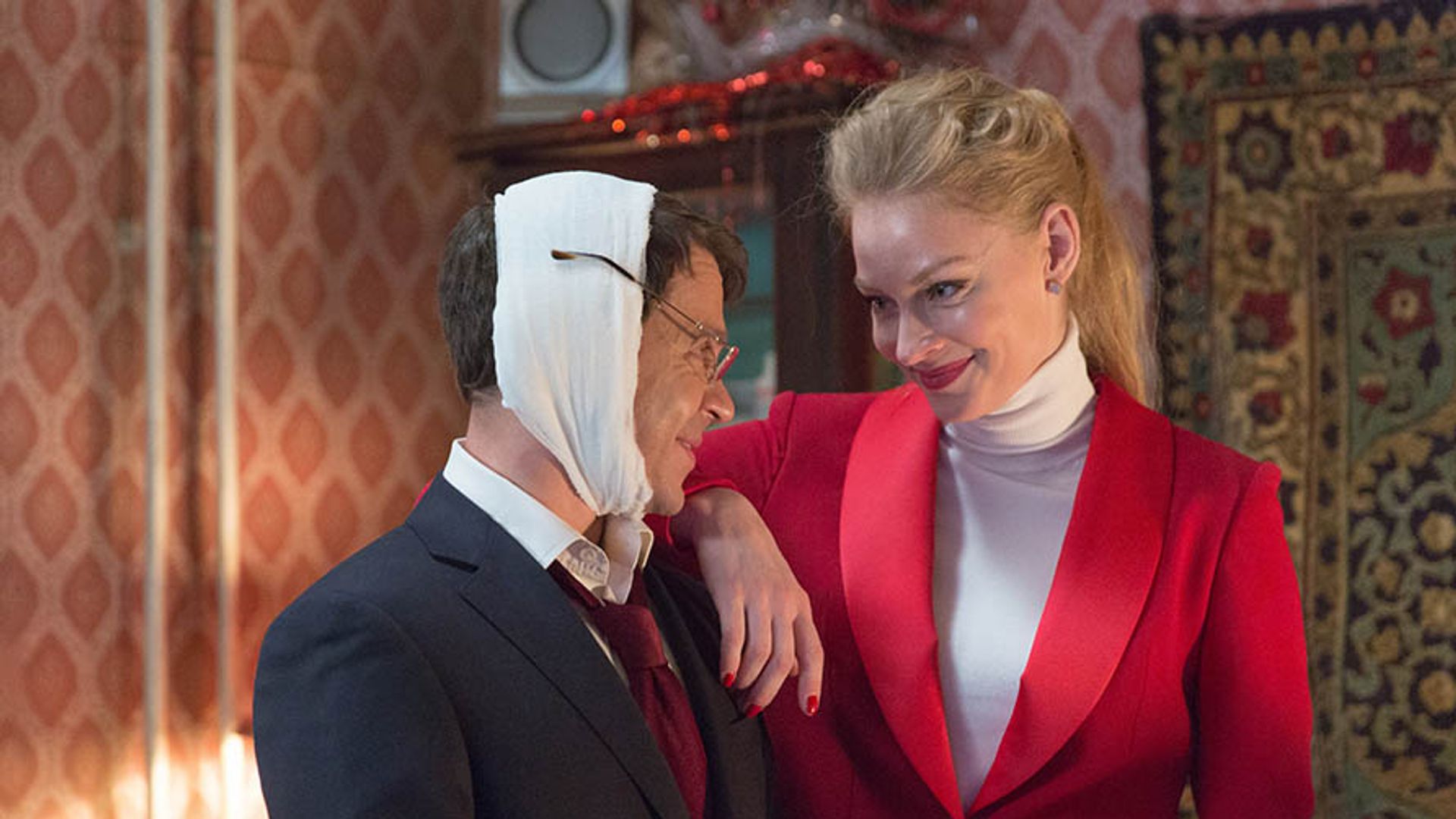 Павел Деревянко с перебинтованной щекой общается со Светланой Ходченковой в красном пиджаке