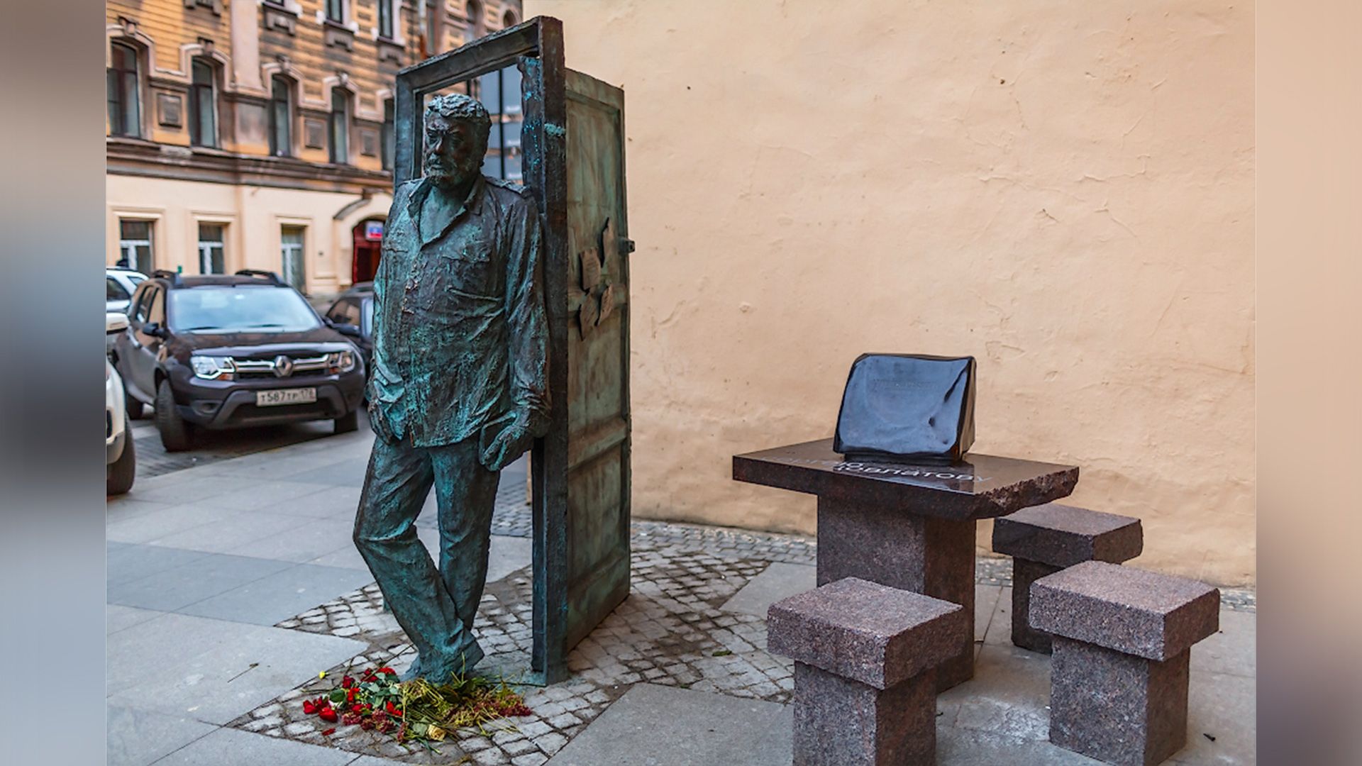 Памятник Сергею Довлатову в Санкт-Петербурге на улице Рубинштейна