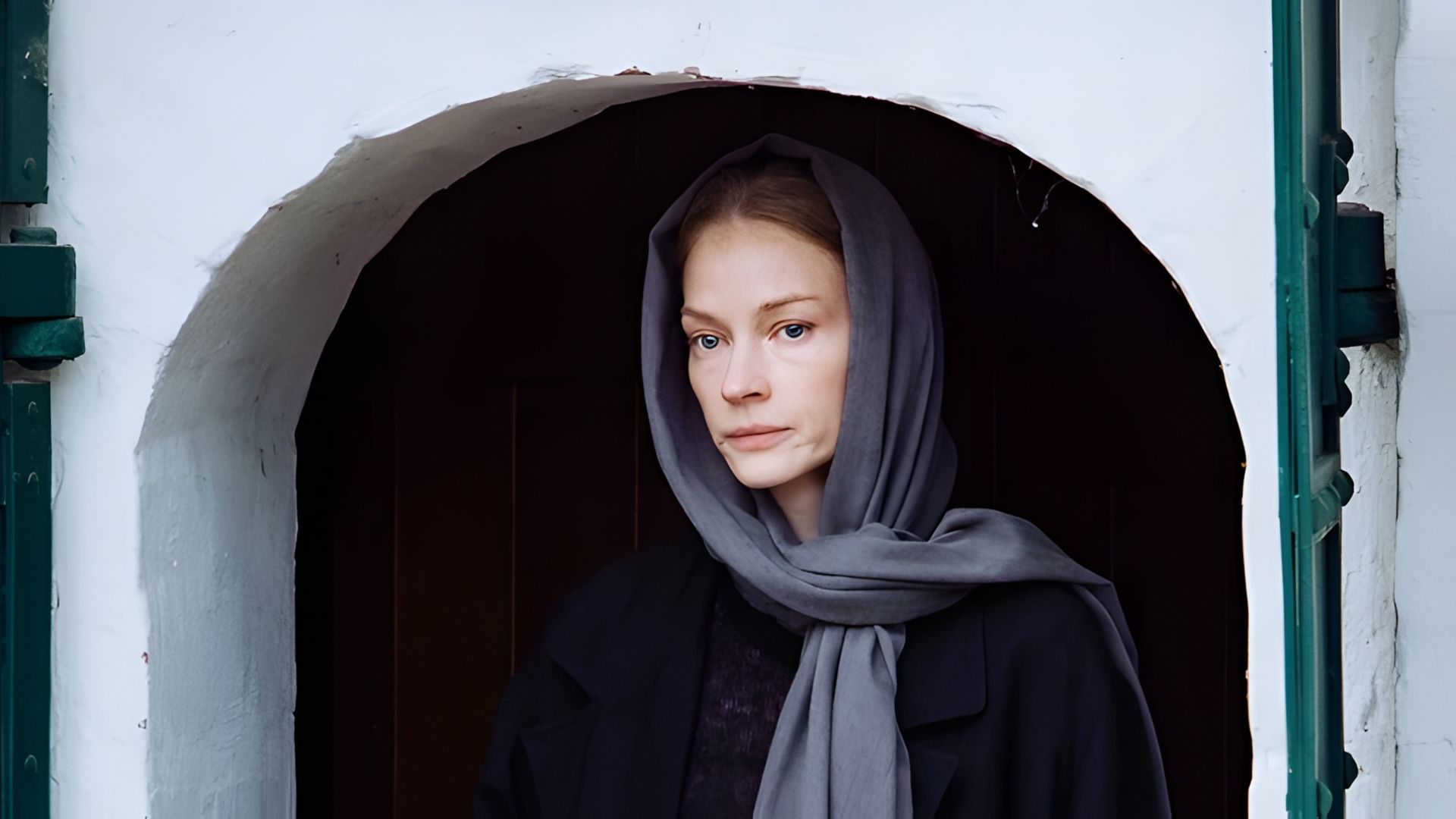 Светлана Ходченкова в планке стоит на фоне бетонной стены с аркой