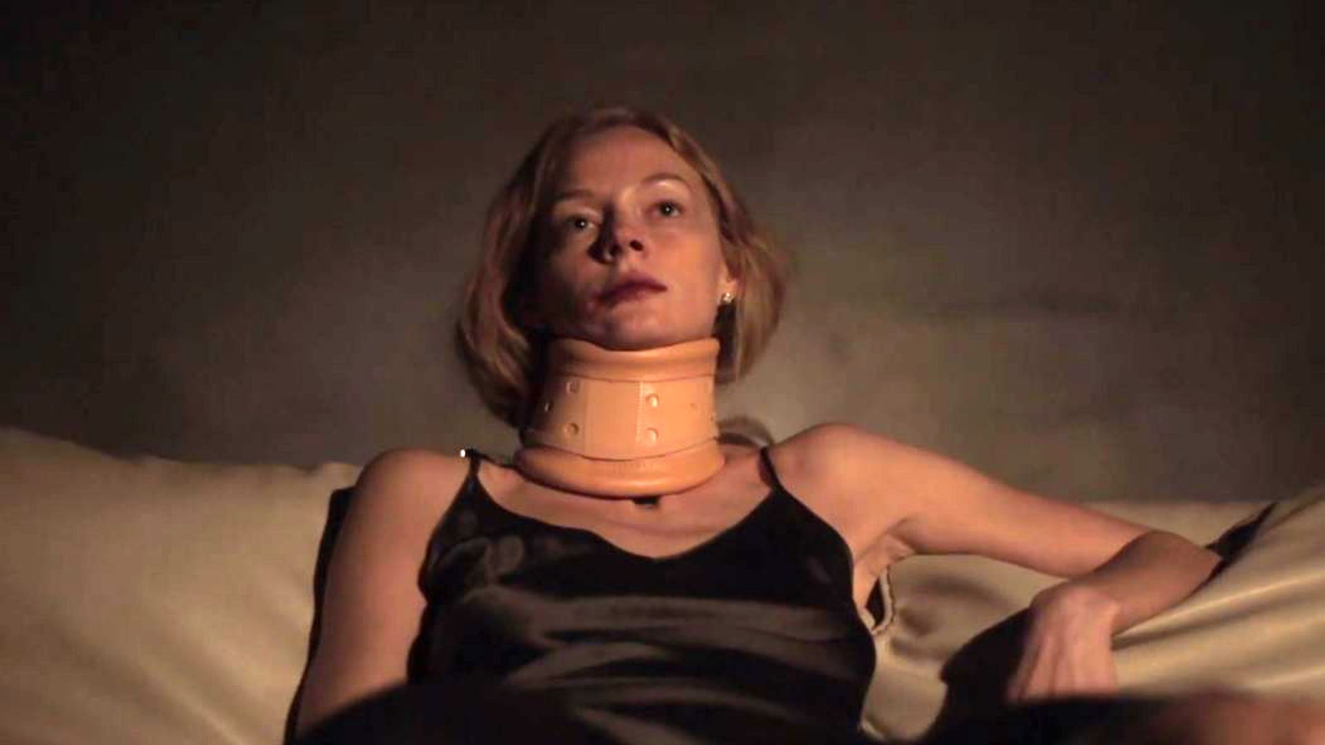 Светлана Ходченкова в шейном воротнике лежит на кровати