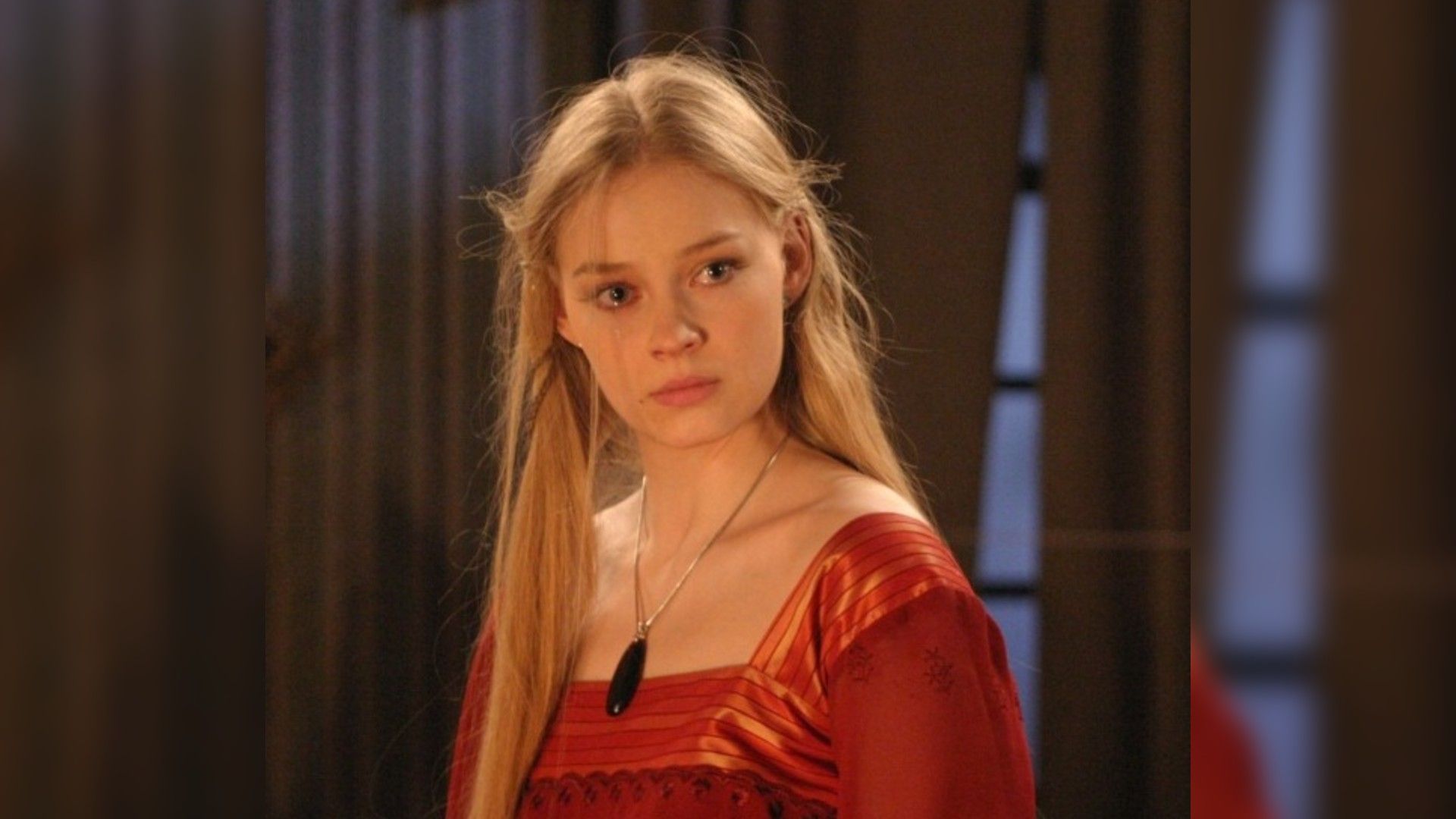 Светлана Ходченкова с заплаканным лицом в красной кофточке