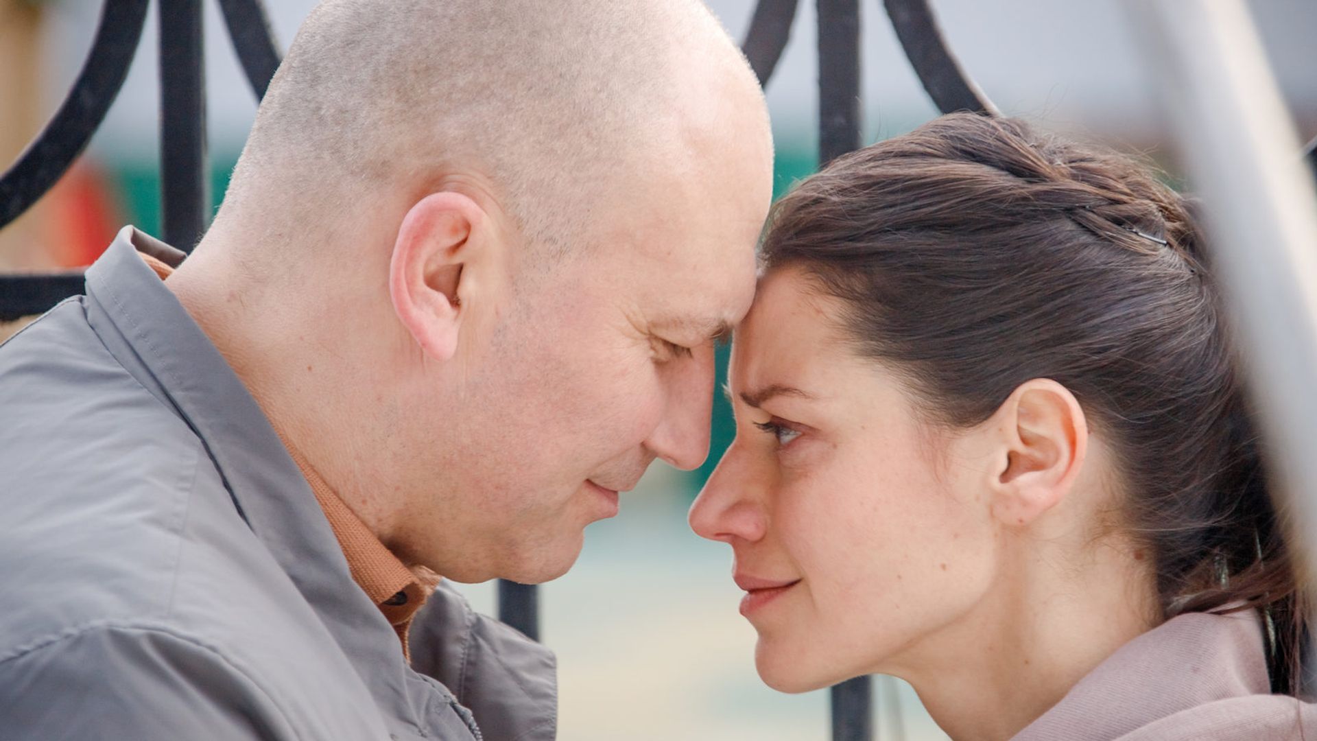 Светлана Смирнова-Кацагаджиева и Константин Соловьёв пристально смотрят друг на друга с любовью