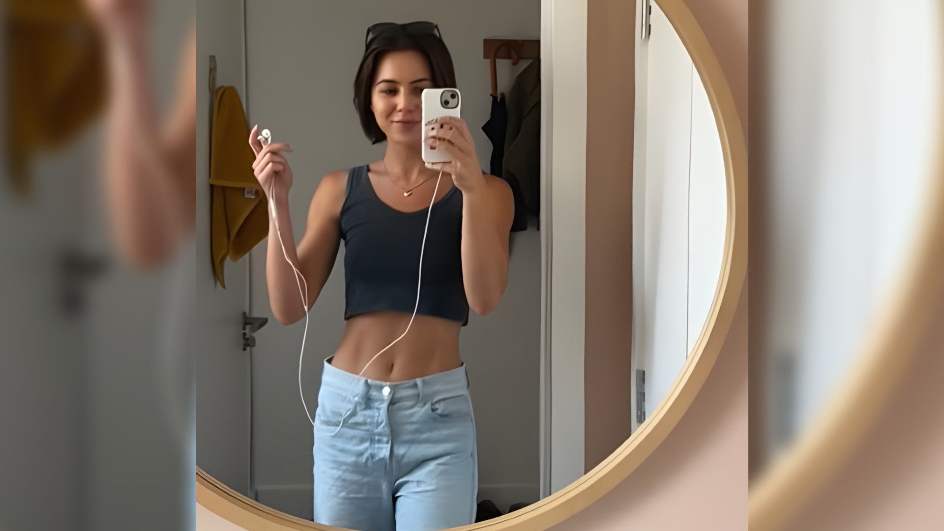 Арина Березовская делает селфи перед зеркалом