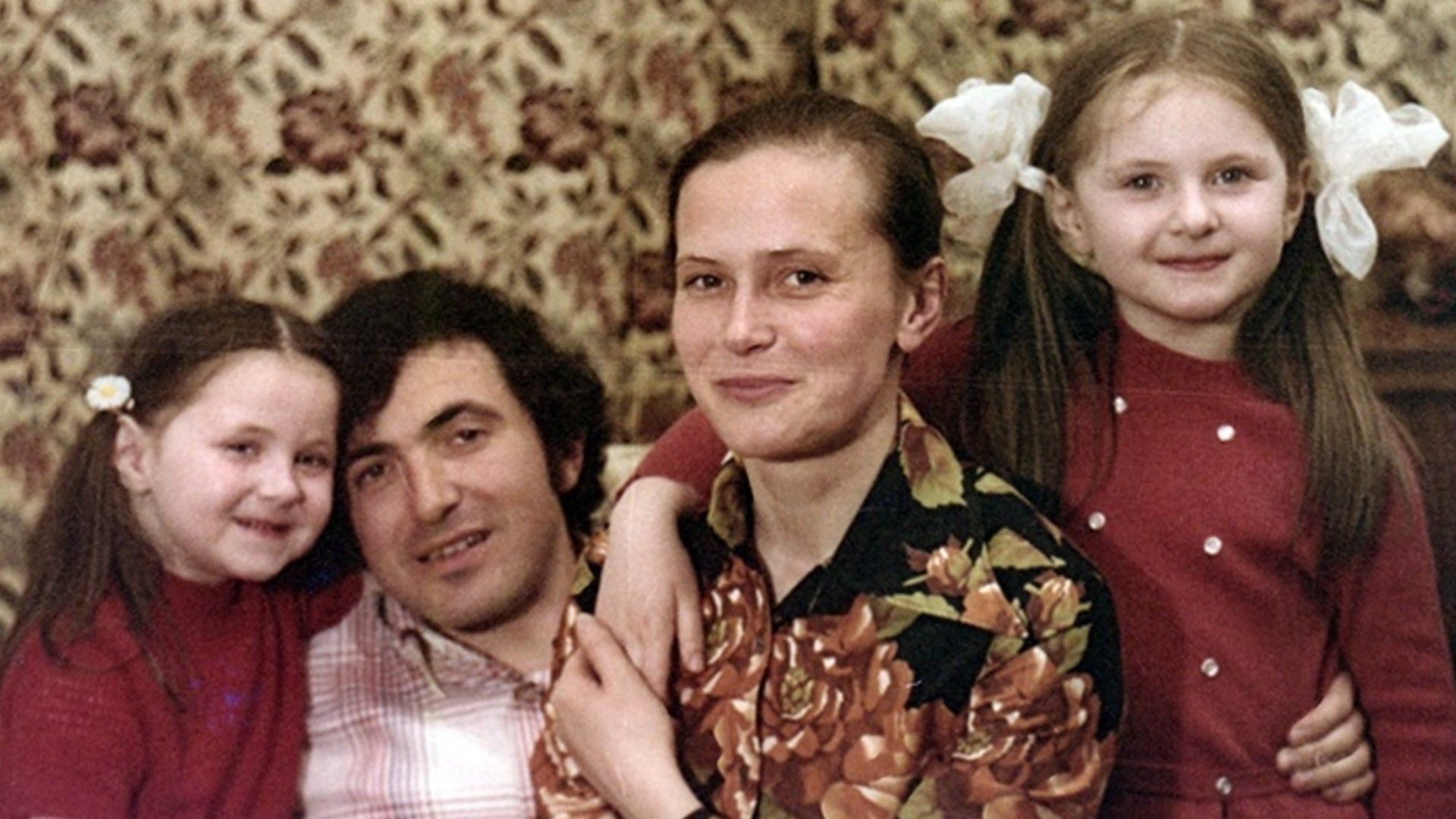 Борис Березовский и Нина Короткова с дочерьми позируют для семейного фото