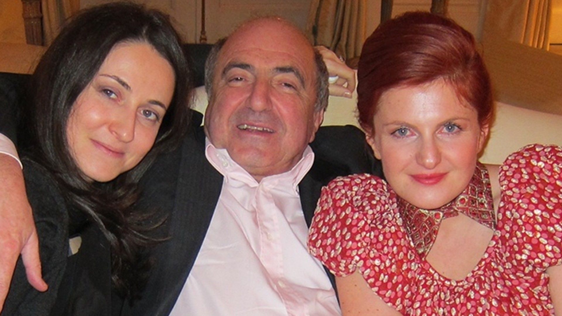 Борис Березовский и его дочери Екатерина и Елизавета сидят вместе, отец обнимает дочерей