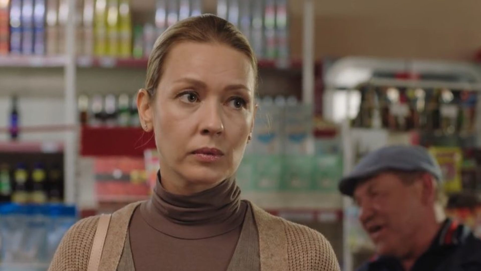 Евгения Лоза с волосами, убранными в пучок, смотрят вбок