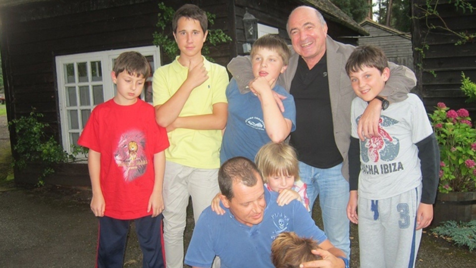 Групповое фото Бориса Березовского с внуками и зятем