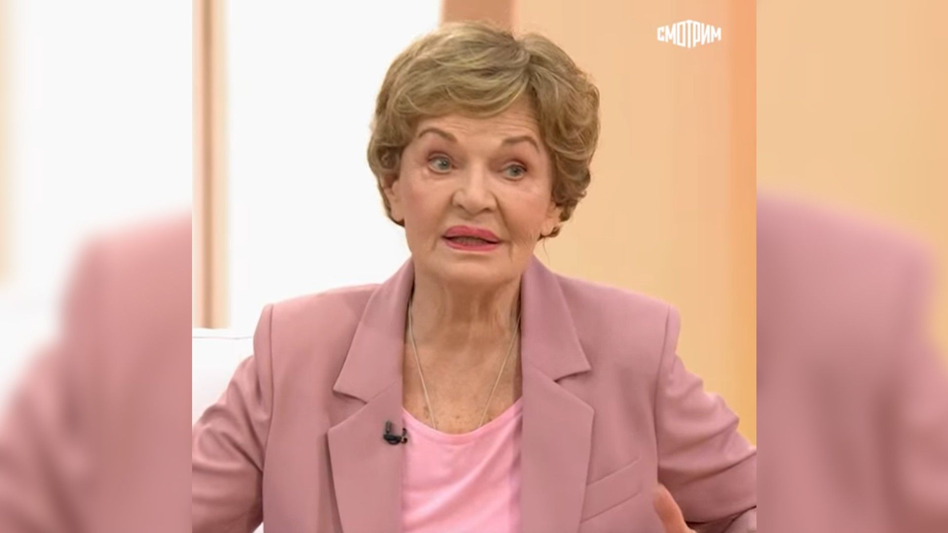 Людмила Чурсина в розовои пиджаке разговаривает