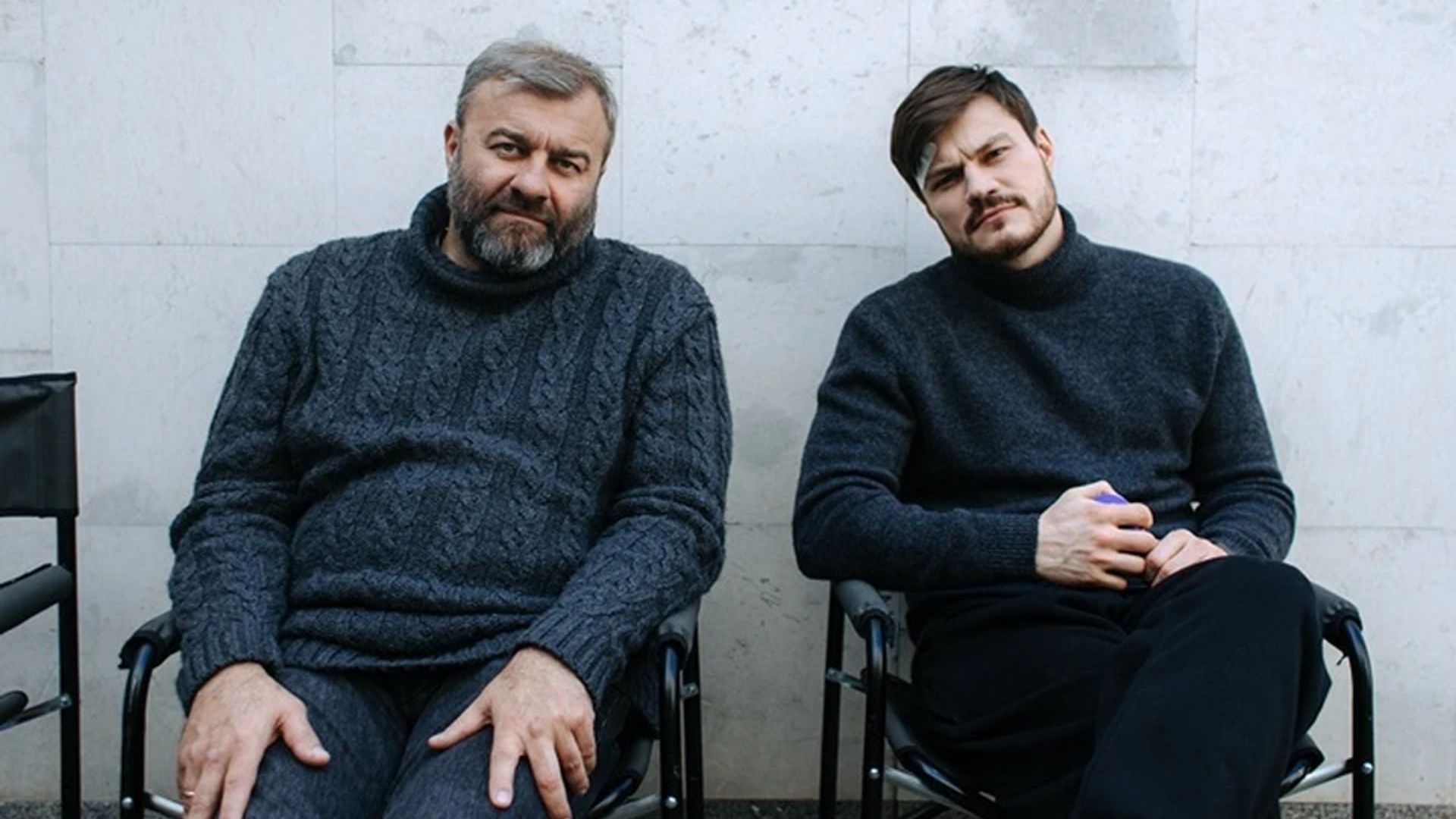 Олег Гаас и Михаил Пореченков в свитерах сидят на стульях рядом
