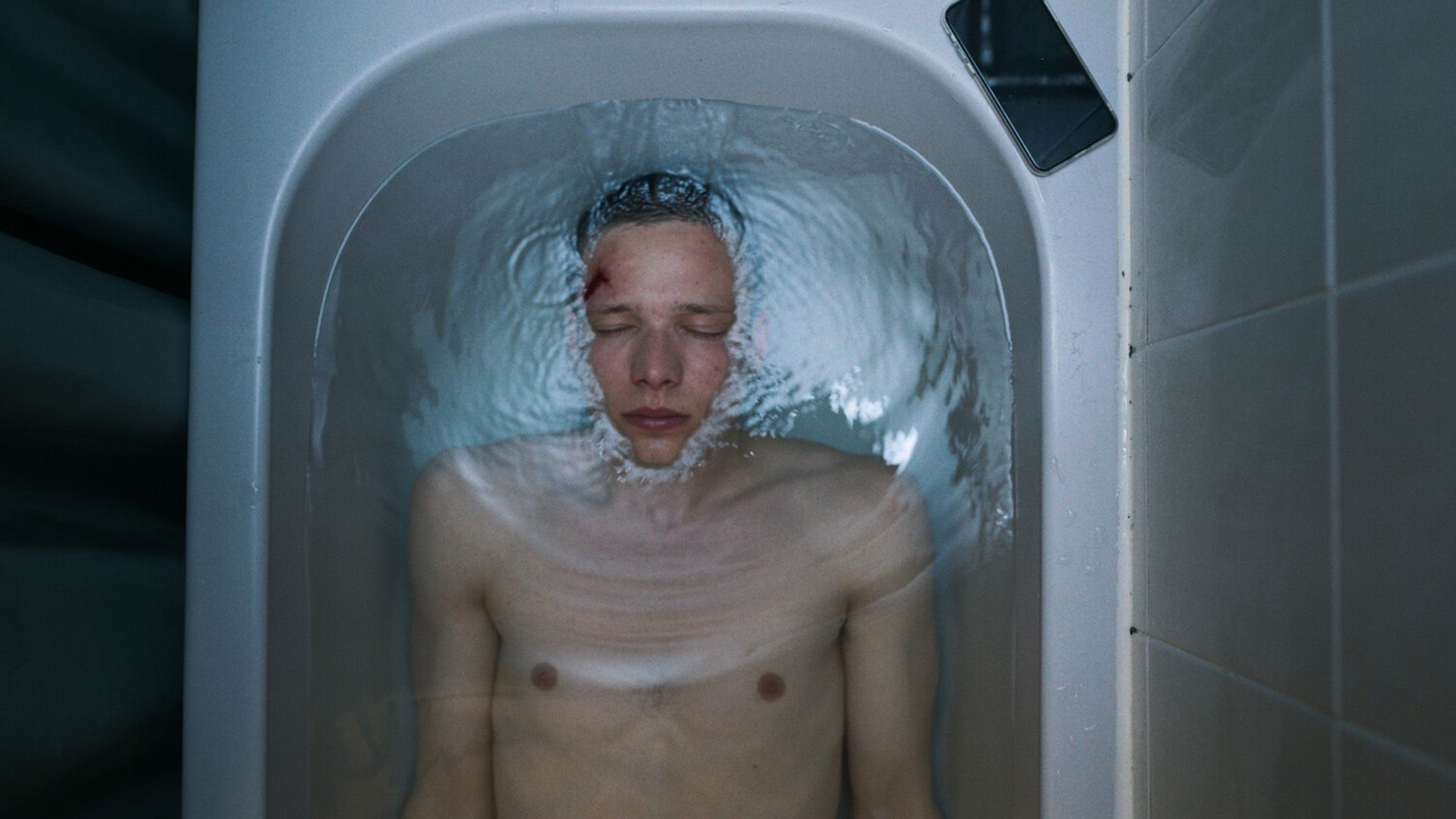 Вид сверху: Сергей Городничий лежит в ванной, полностью погрузившись в воду, оставив на поверхности только лицо