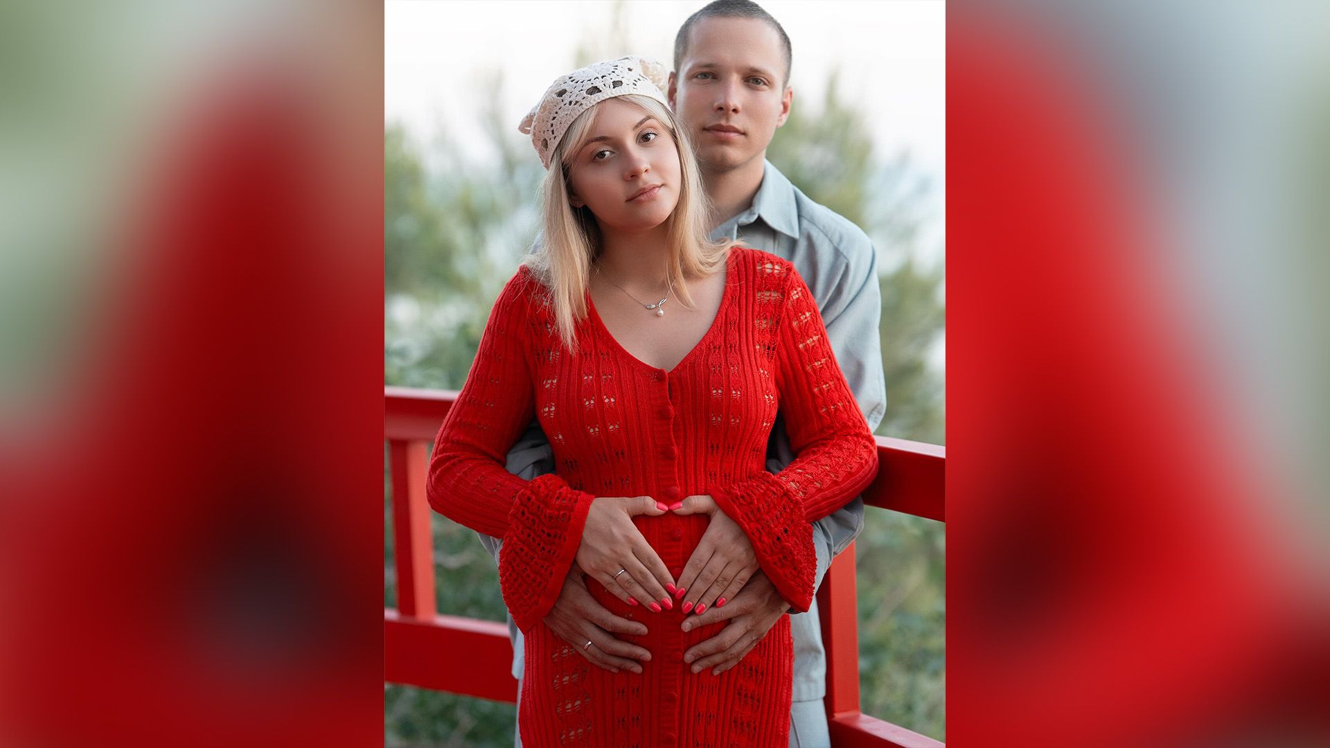 Сергей Городничий обнимает со спины свою беременную жену Валерию Родину