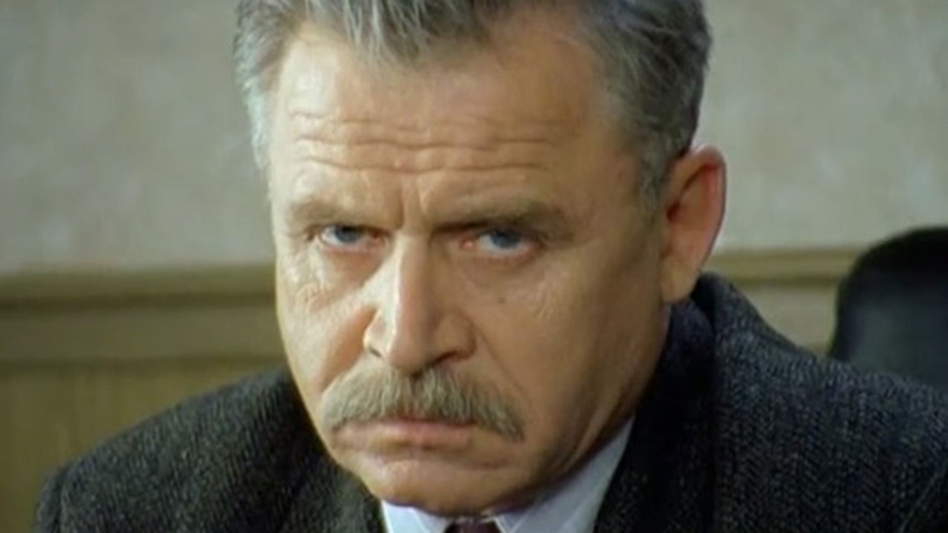 Нахмурившийся Сергей Никоненко крупным планом