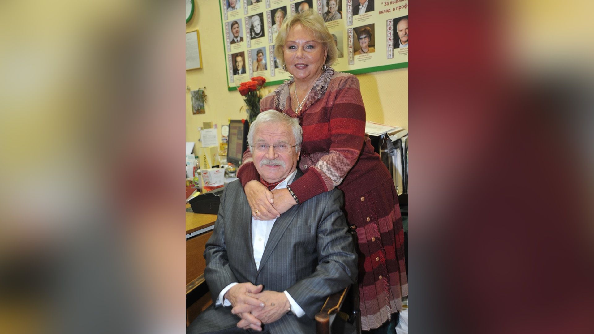 Екатерина Воронина обнимает со спины сидящего на стуле Сергея Никоненко