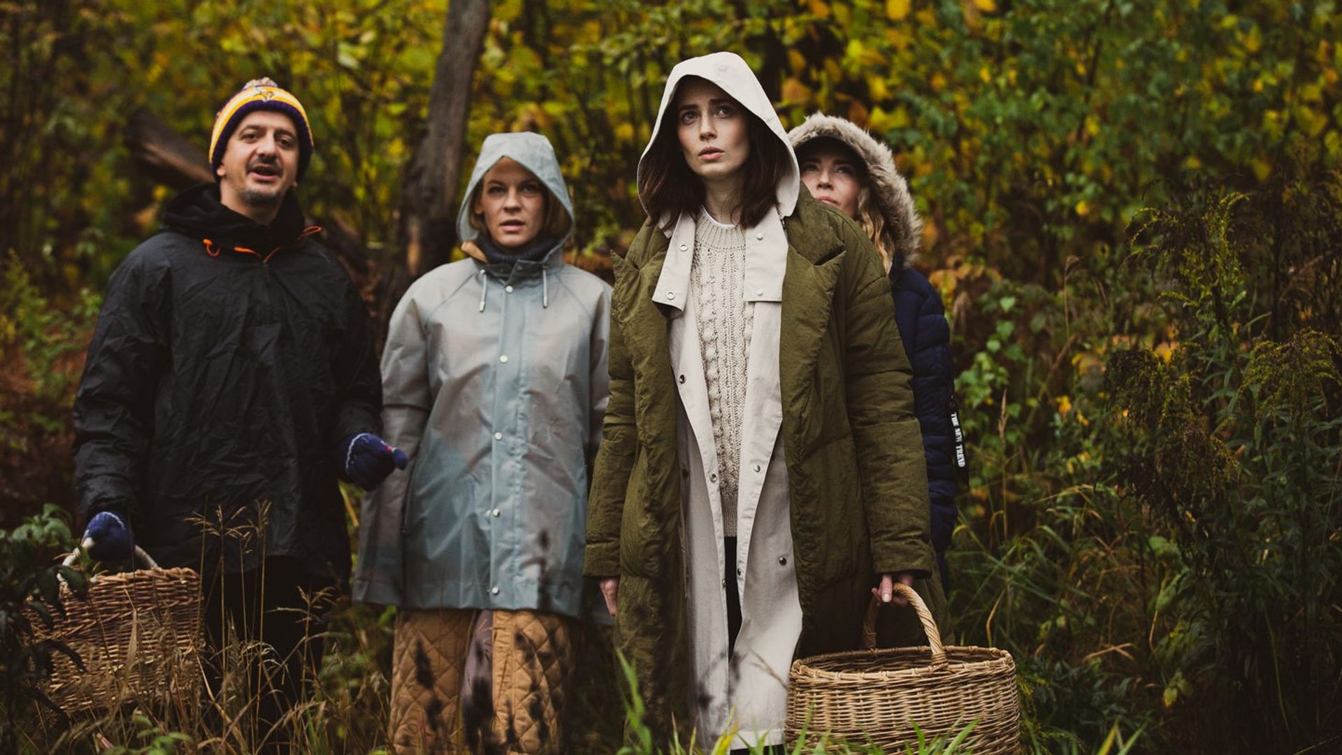 Константин Богомолов, Александра Ребенок, Юлия Александрова, Юлия Снигирь в дождевиках и куртках идут по лесу