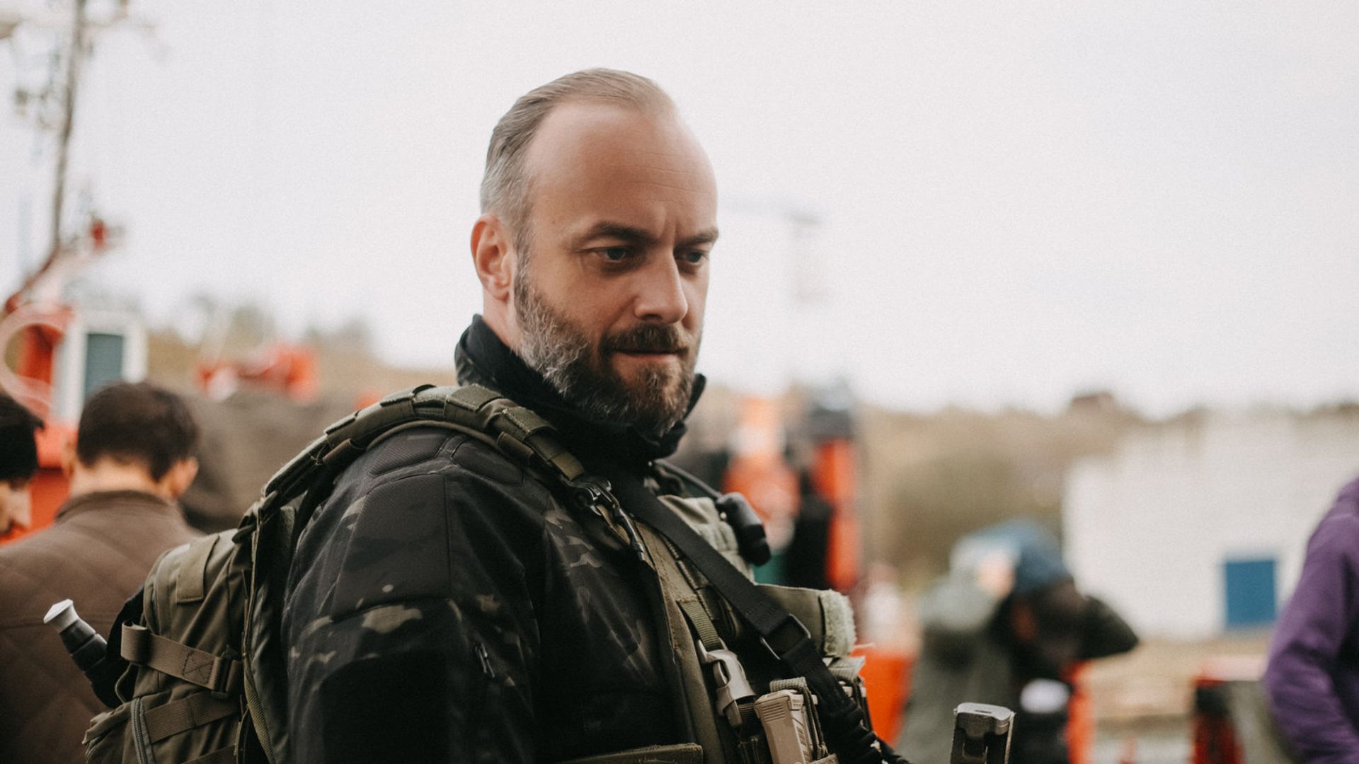 Максим Щёголев в военной форме на фоне съёмочной площадки