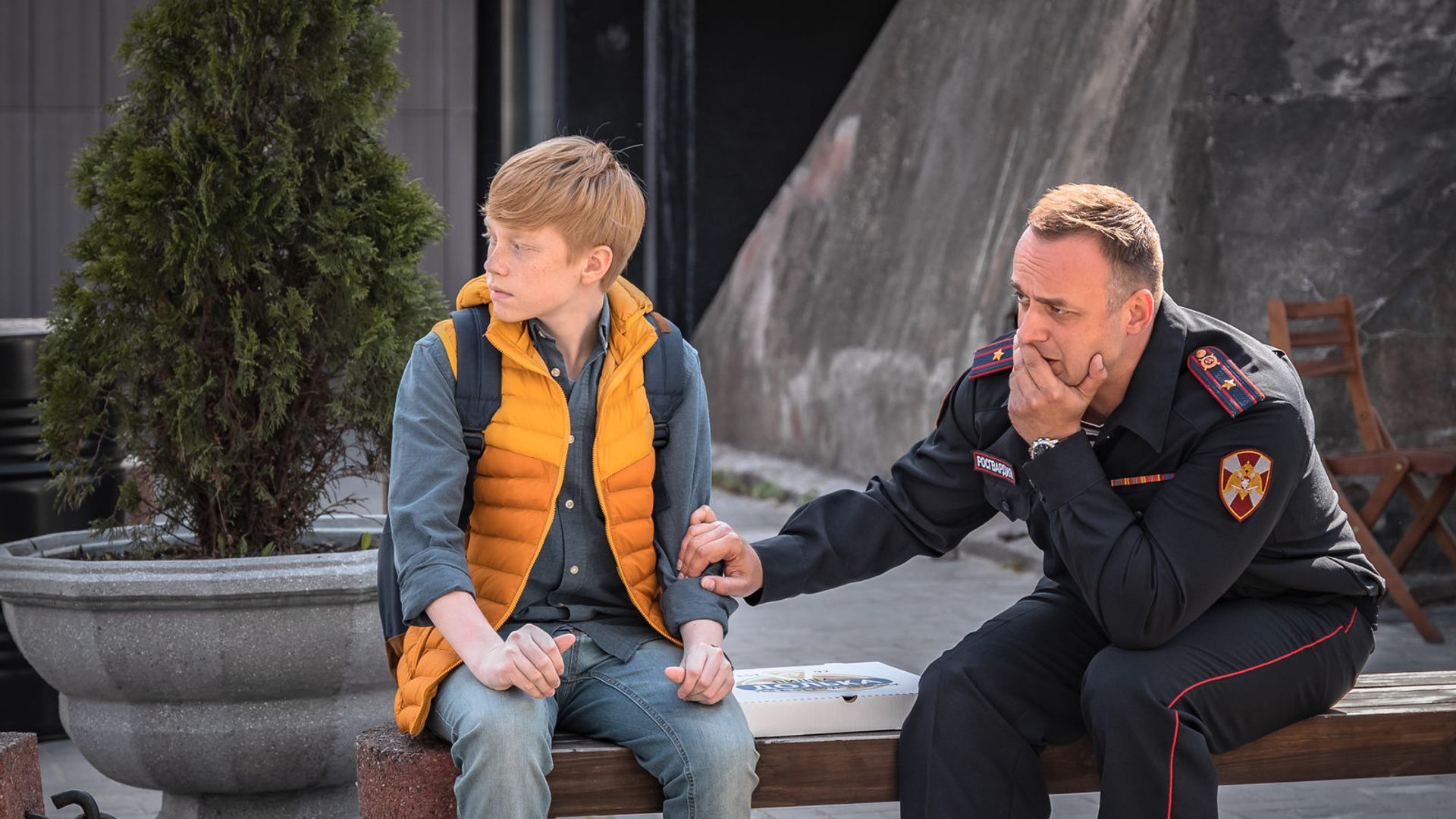 Максим Щёголев в полицейской форме успокаивает мальчика-подростка