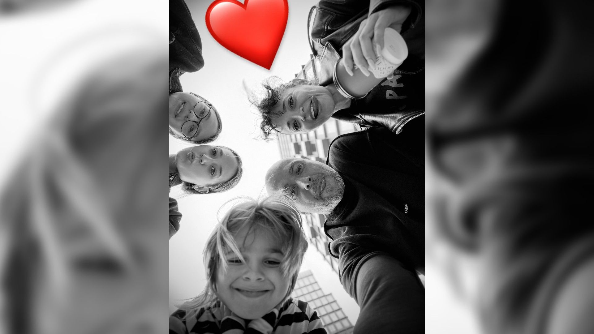 Максим Щёголев, Теона Дольникова и трое детей снимают себя с ракурса снизу