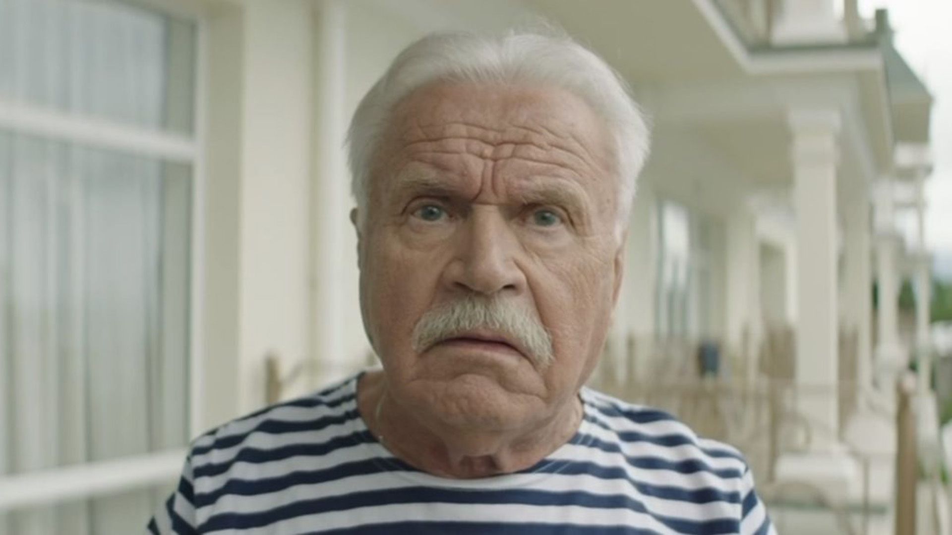 Сергей Никоненко в тельняшке крупным планом