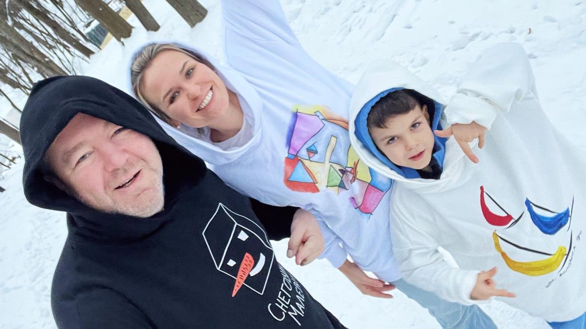 Александр и Ольга Робак с сыном Степаном на зимней прогулке по мнегу