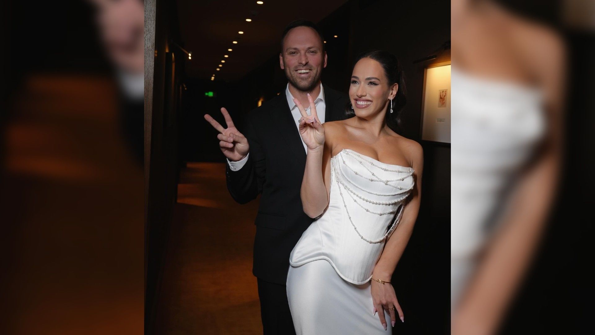 Алексей Столяров и Вера Бондарева в свадебных нарядах показывают радостные жесты