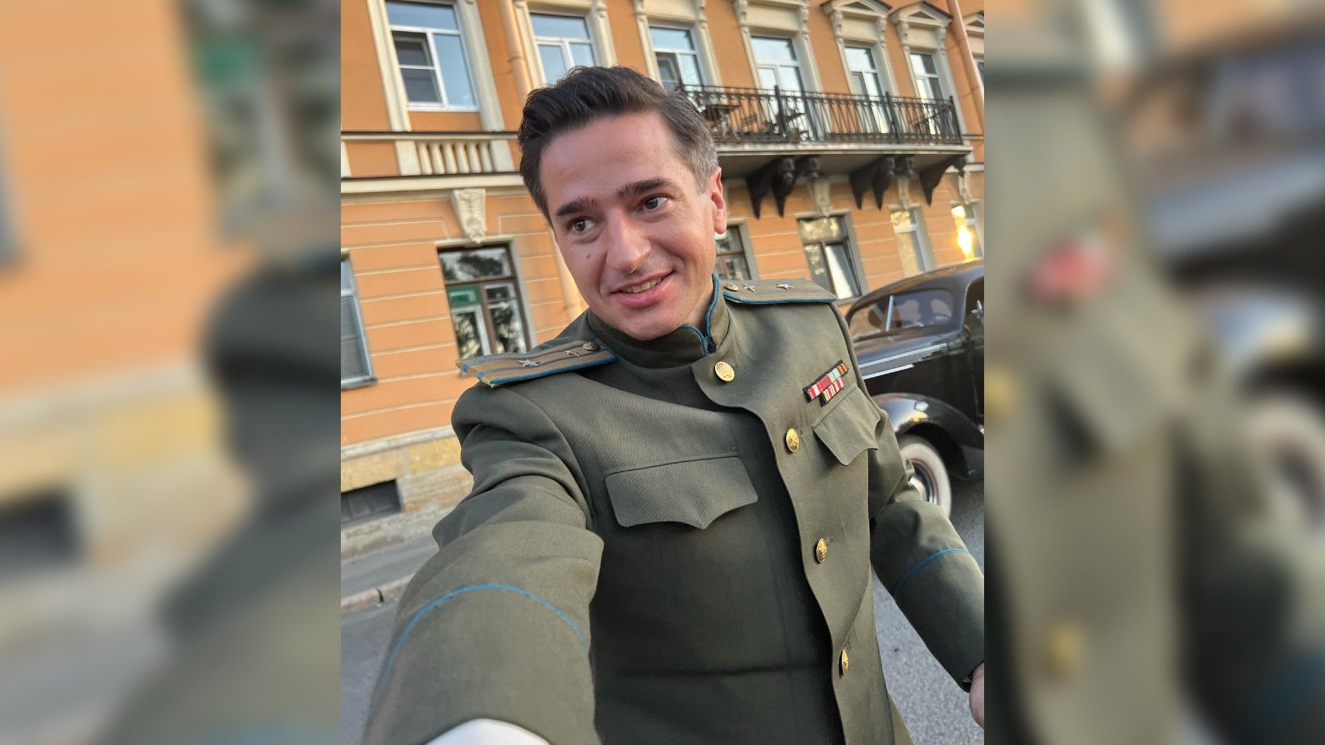 Иван Стебунов в военной форме делает селфи