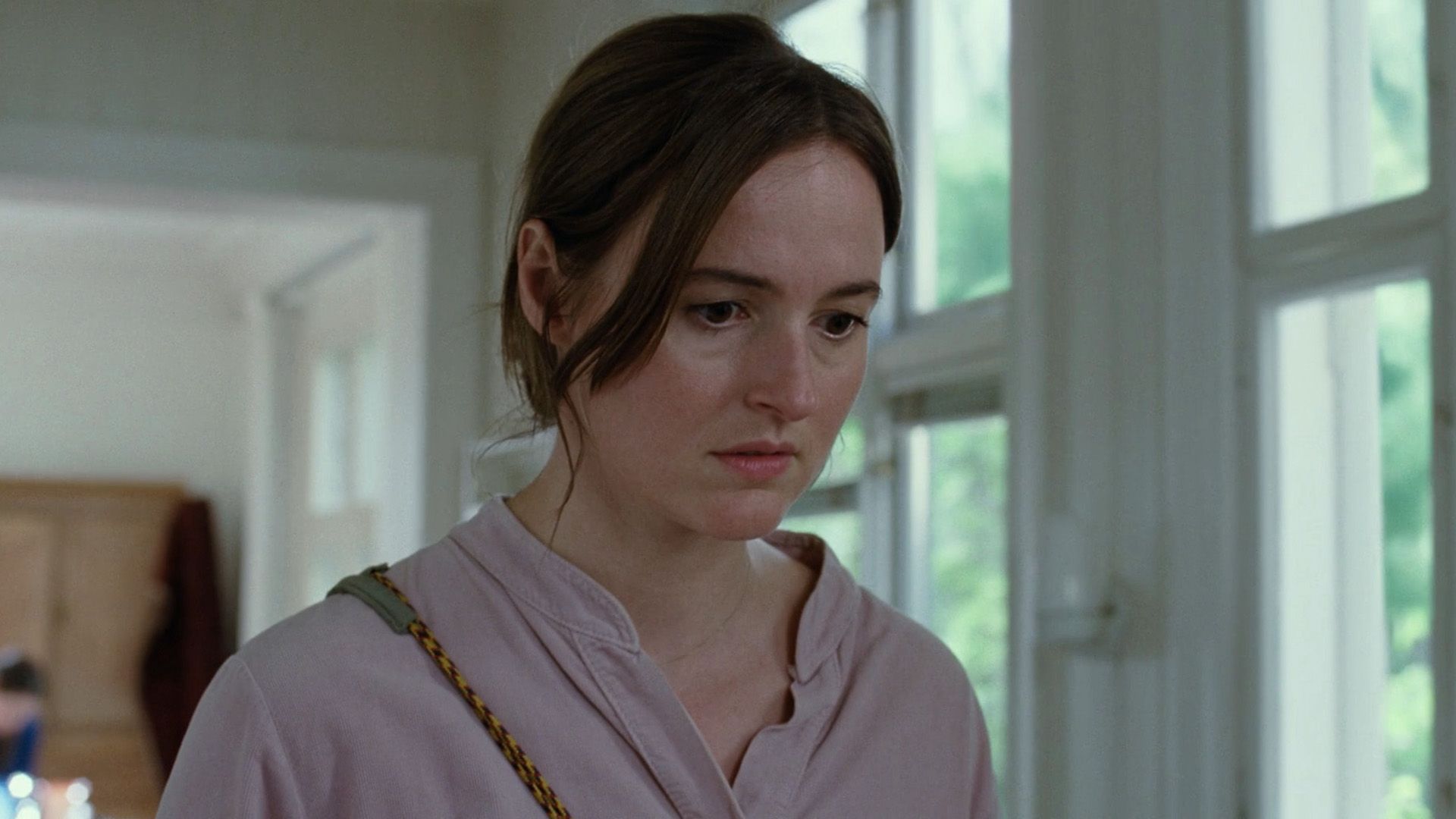 Ренате Реинсве в розовой рубашке задумчиво смотрит вниз