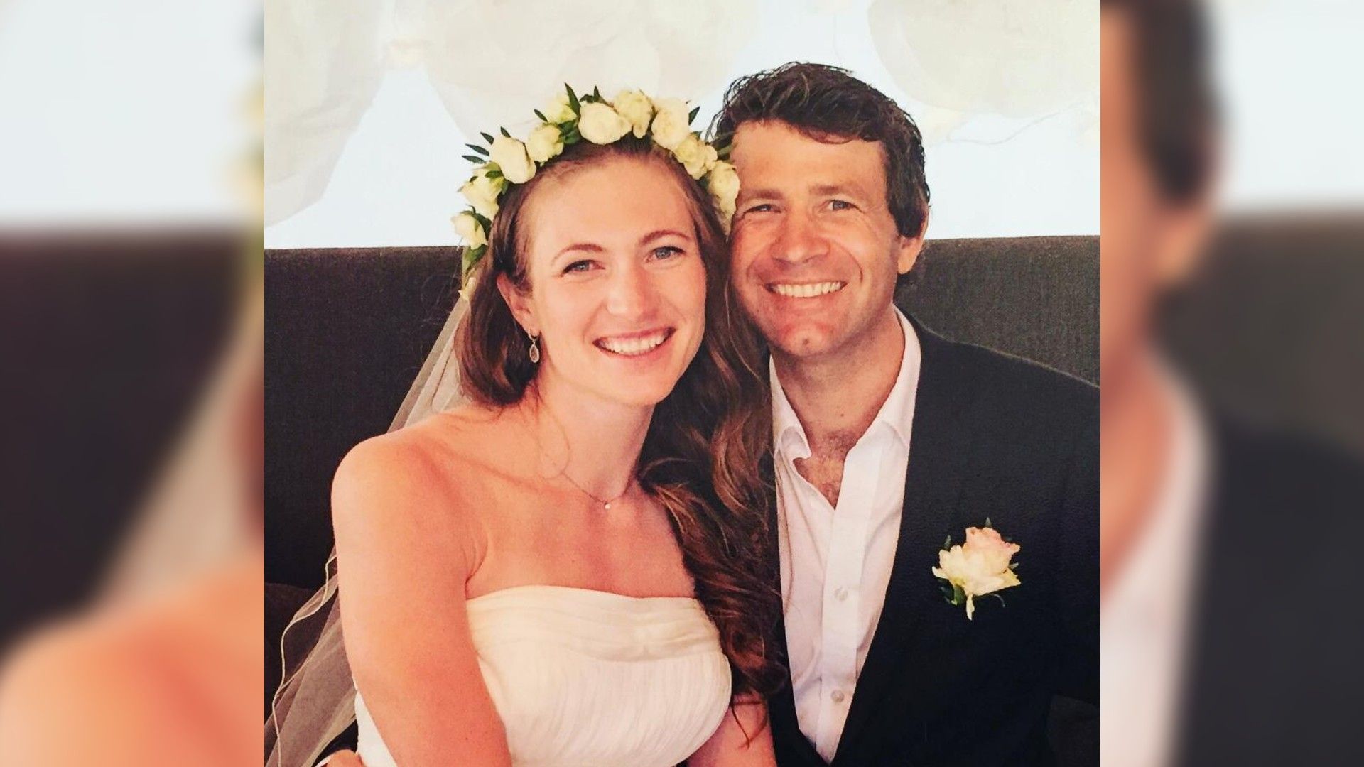 Дарья Домрачёвой и Уле-Эйнар Бьорндален в свадебных нарядах позируют для фото