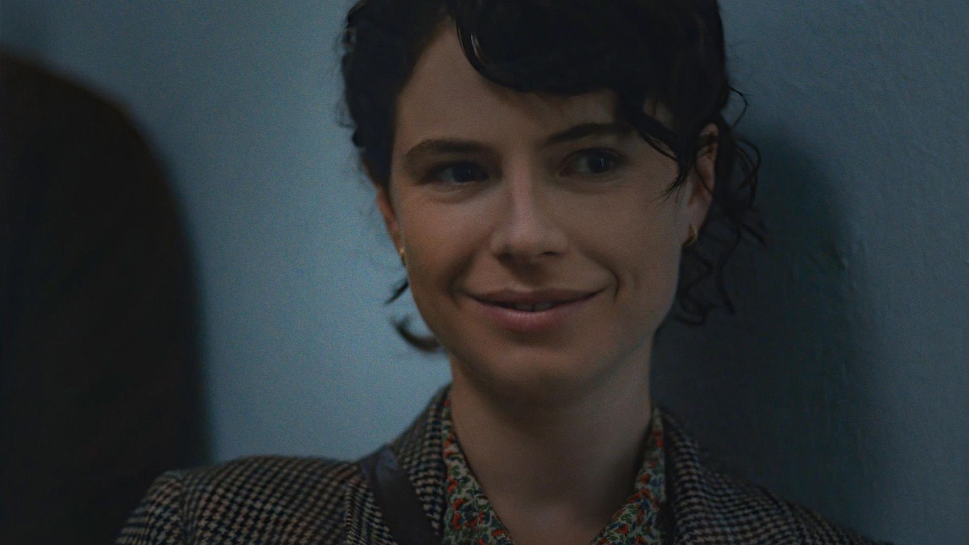 Джесси Бакли с лёгкой улыбкой крупным планом