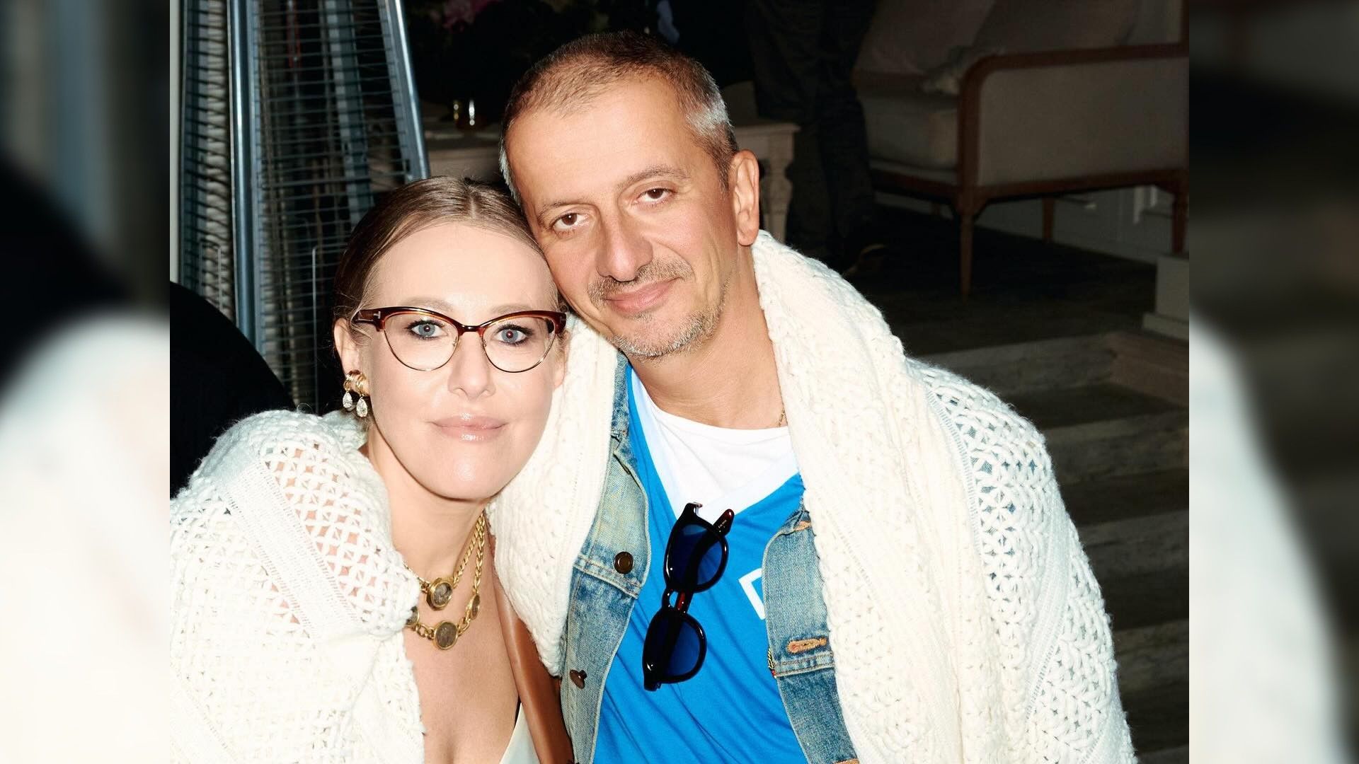 Константин Богомолов и Ксения Собчак делают селфи в обнимку