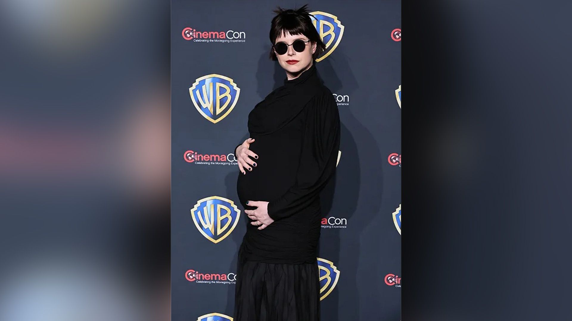 Беременная Джесси Бакли в чёрном облегающем платье и черных очках