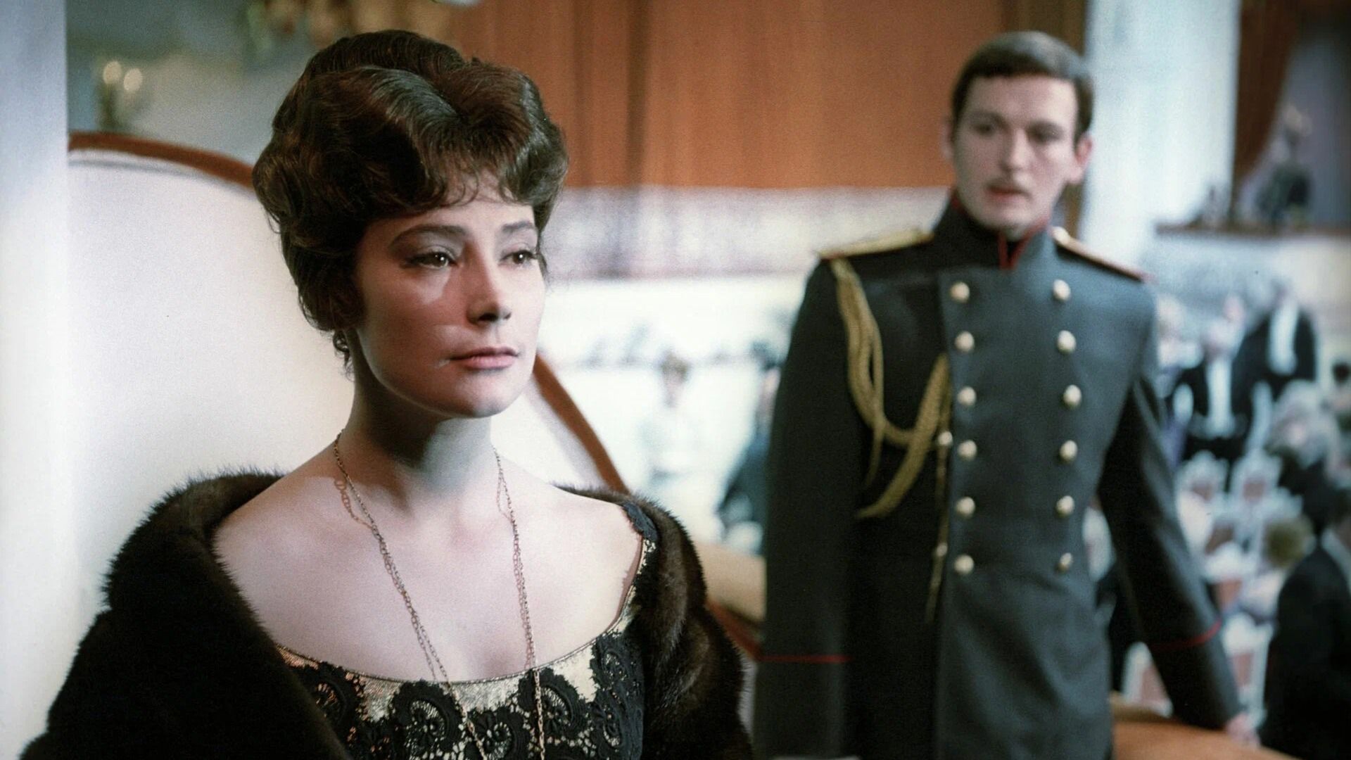 Девушка в черном платье и мужчина в военной одежде