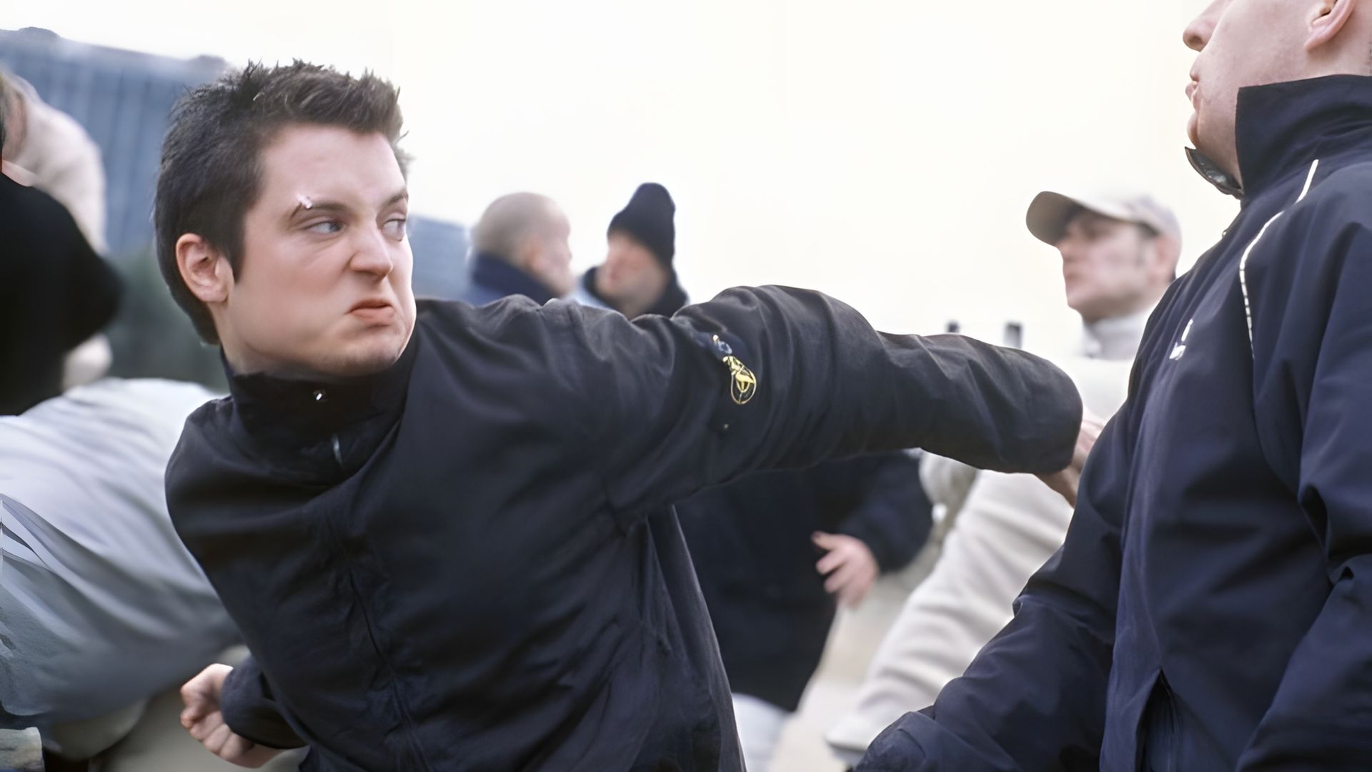 Элайджа Вуд дерется в толпе, кадр из фильма Хулиганы