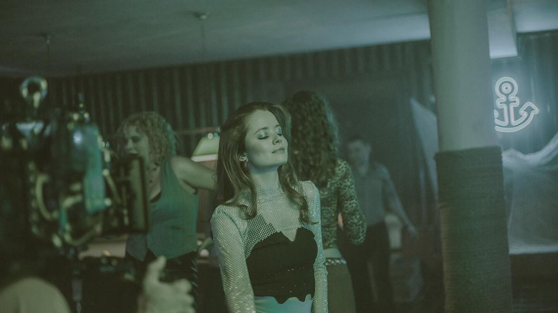 Мила Ершова танцует на дискотеке, стилизация под съёмку 90-х