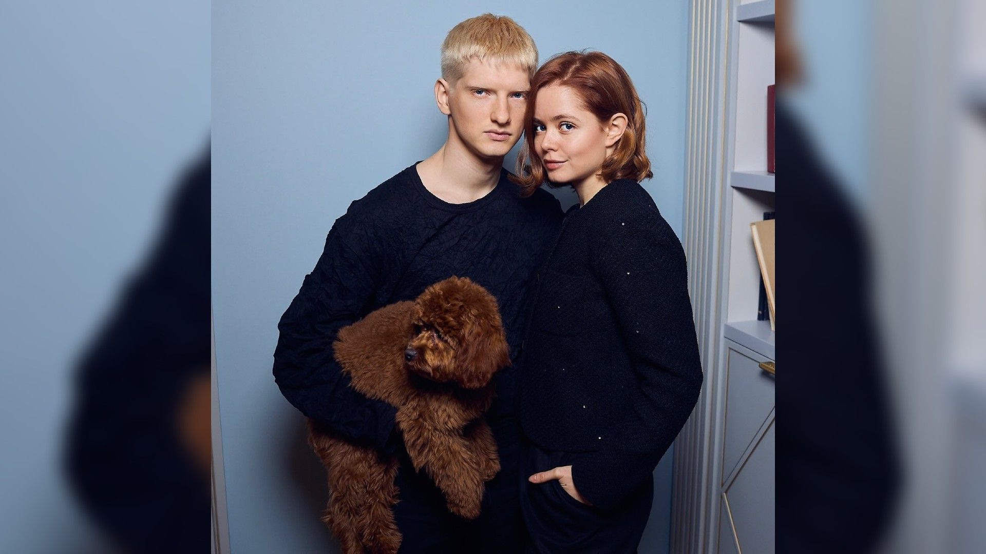 Святослав Рогожан и Мила Ершова снимаются в фотосессии на голубом фоне с собакой на руках