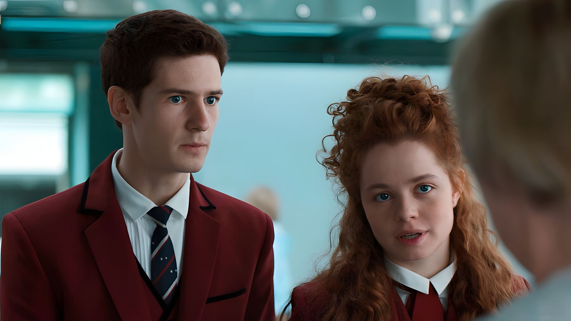 Владислав Тирон и Мила Ершова в красной школьной форме