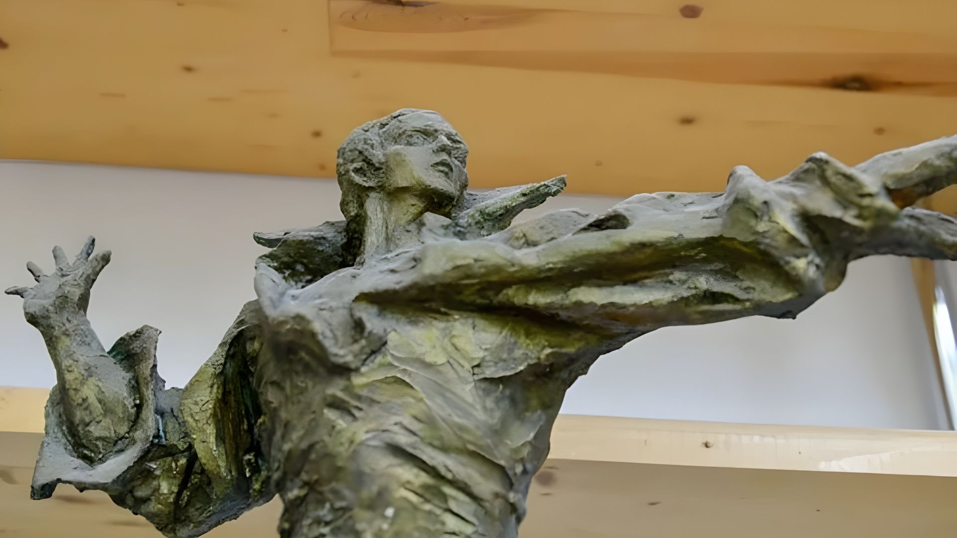 Памятник Муслиму Магомаеву крупным планом