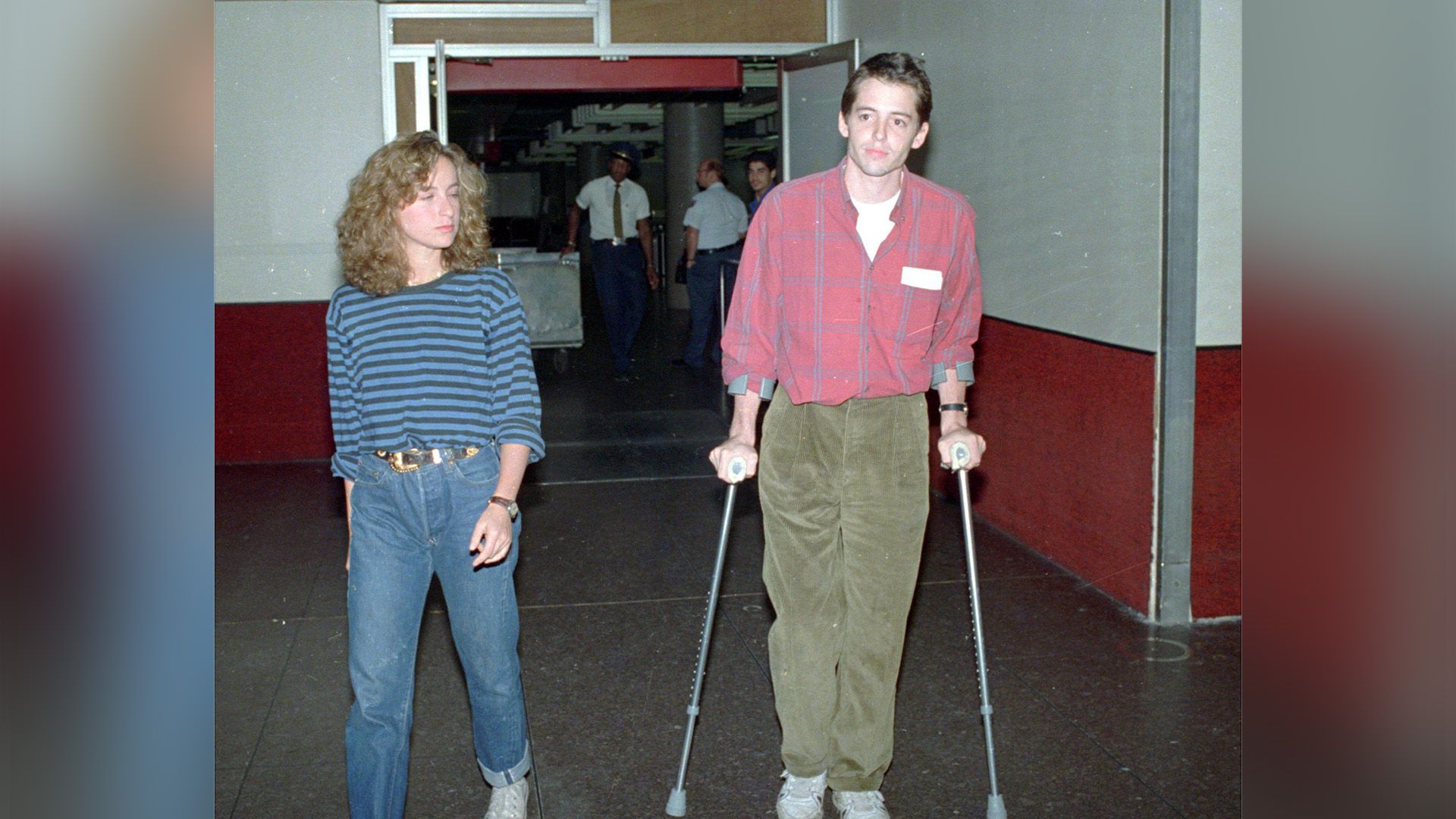 Дженнифер Грей и Мэттью Бродерик на костылях идут по аэропорту