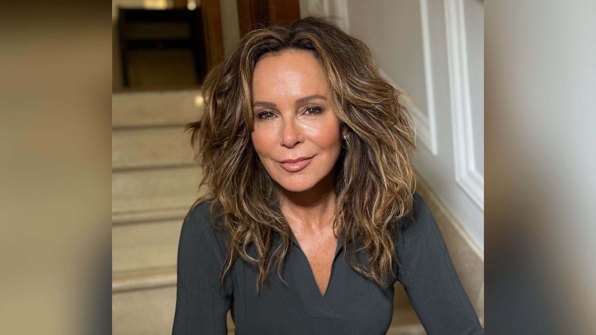 Дженнифер Грей в серой кофте крупным планом