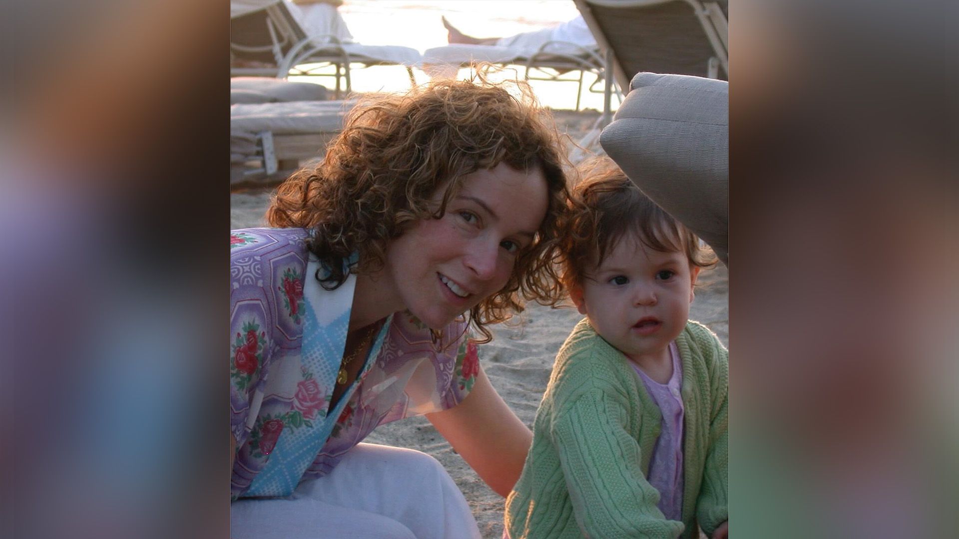 Дженнифер Грей с маленькой дочерью Стеллой на пляже