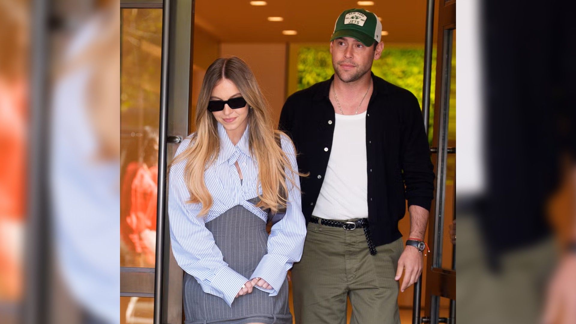 Сидни Суини и Скутер Браун выходят из дверей, Суини в солнечных очках