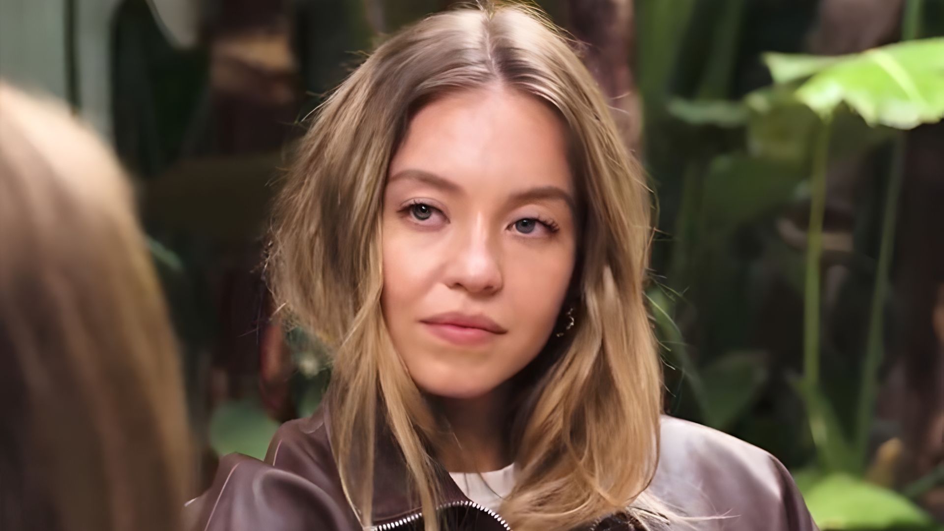 невозмутимое лицо Сидни Суини крупным планом