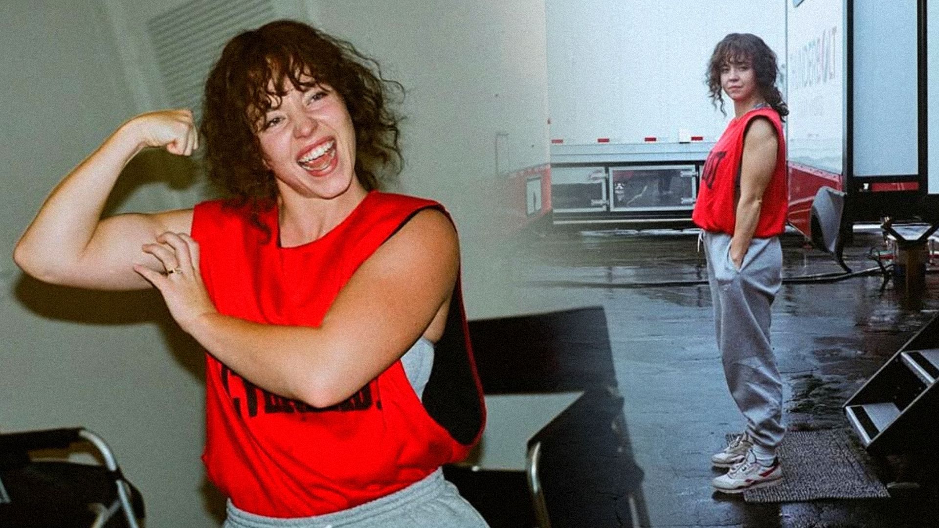 Сидни Суини с накачанным телом показывает бицепсы в красной футболке