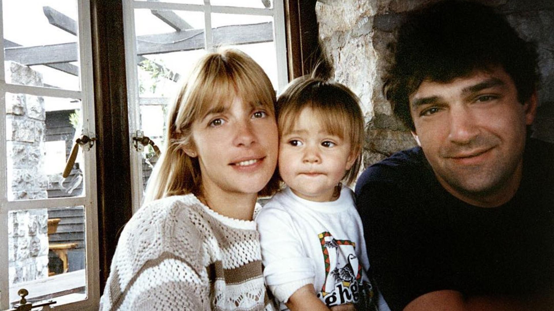 Актриса Вера Глаголева с ребенком на руках, рядом сидит бизнесмен Кирилл Шубский