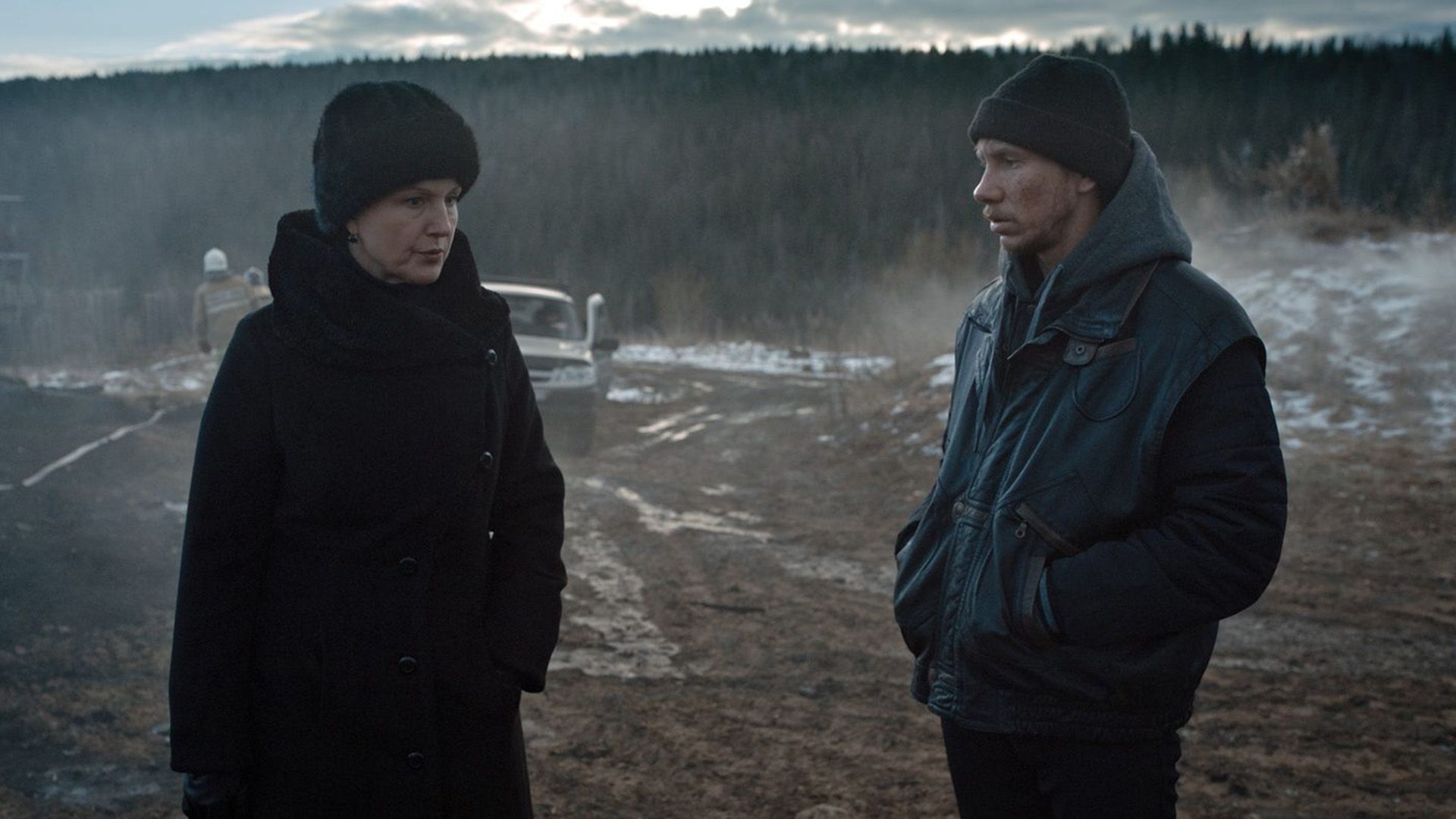 Алексей Корсуков и женщина в возрасте стоят на фоне леса